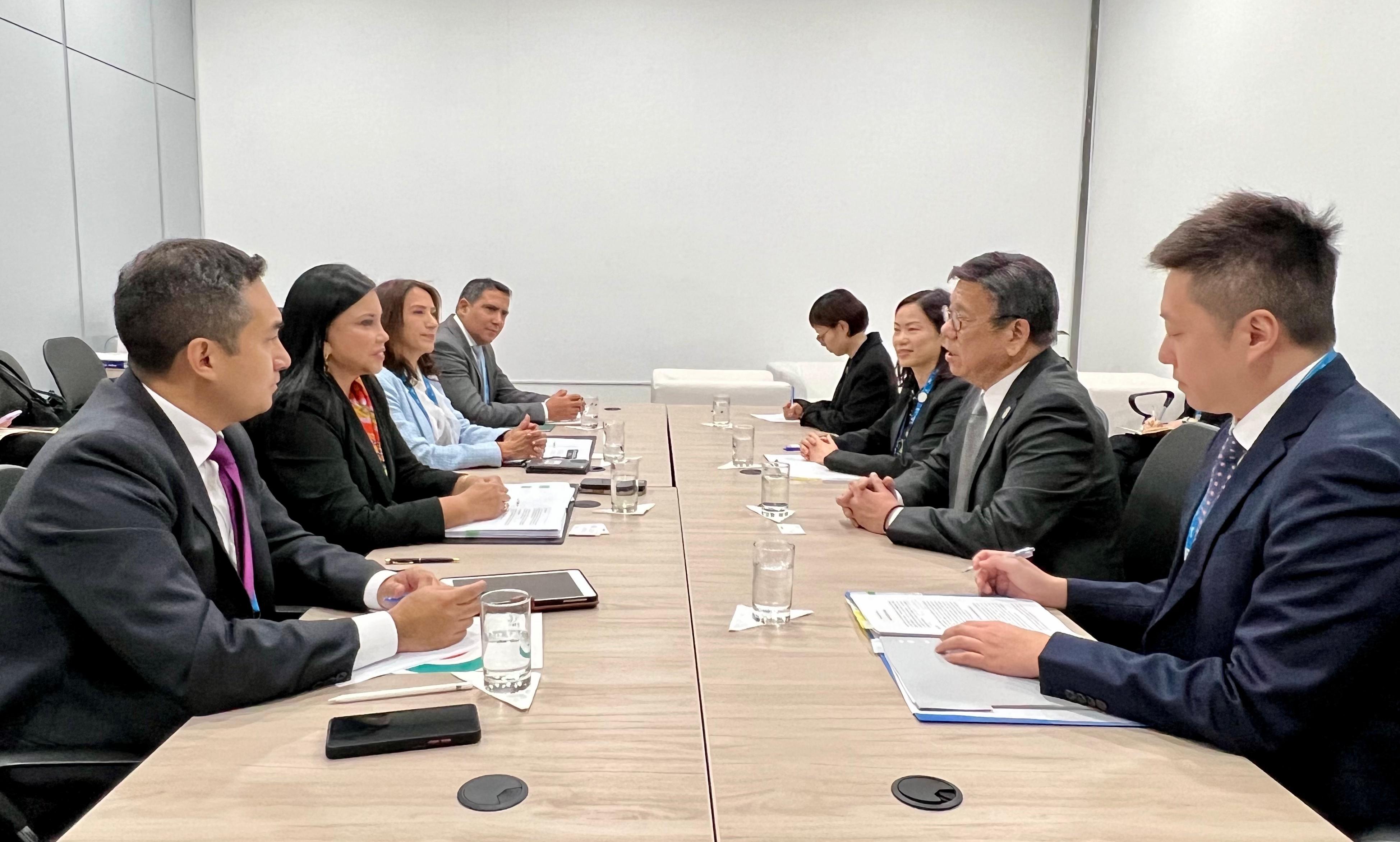 The Secretary for Commerce and Economic Development, Mr Algernon Yau (second right), today (May 16, Arequipa time) met with the Minister of Foreign Trade and Tourism of Peru, Ms Elizabeth Galdo Marín (second left), and jointly announced the substantial conclusion of negotiations of the free trade agreement between Hong Kong and Peru on the sidelines of the Asia-Pacific Economic Cooperation Ministers Responsible for Trade Meeting in Arequipa, Peru.
