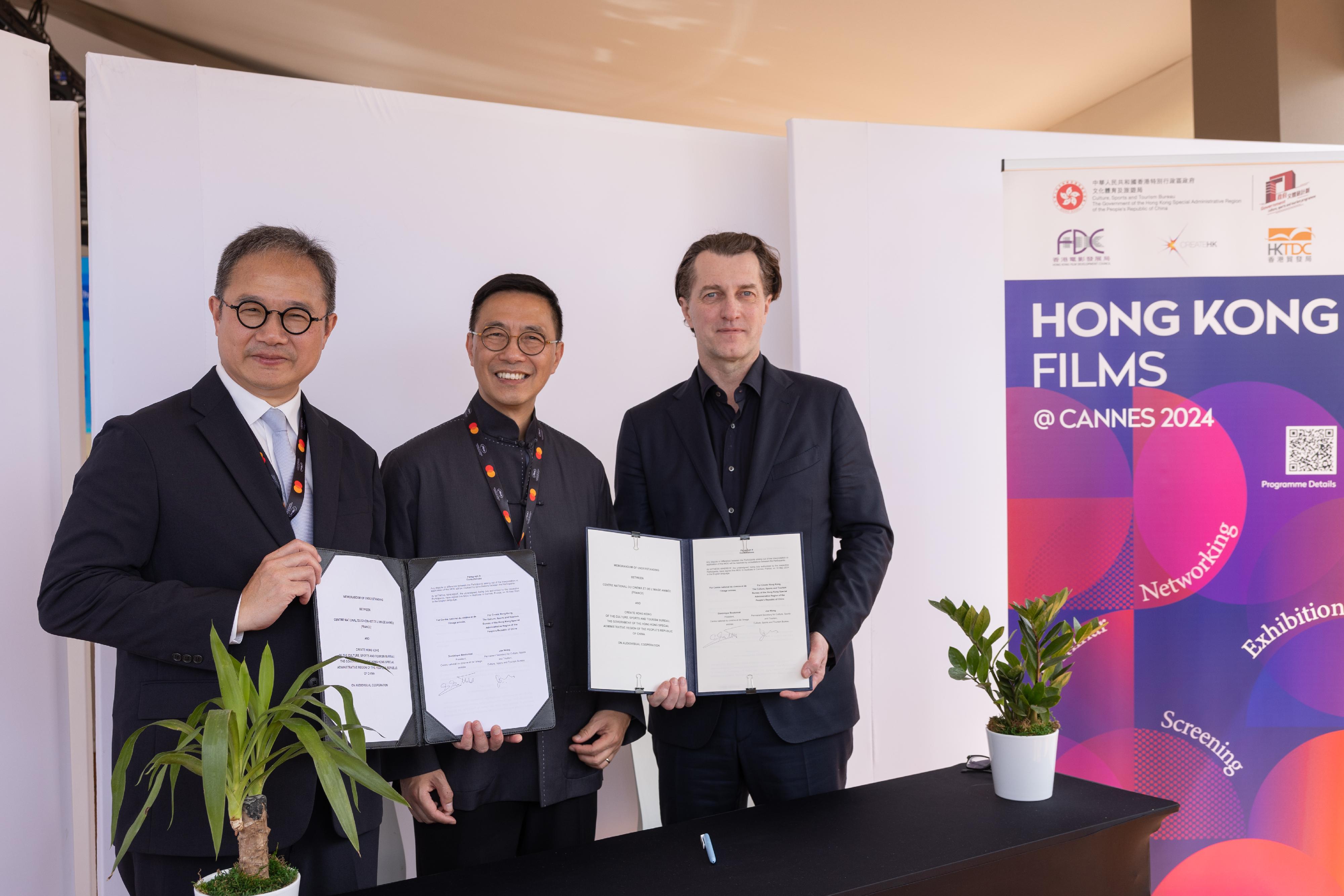 The Secretary for Culture, Sports and Tourism, Mr Kevin Yeung, led a Hong Kong film industry delegation to the 77th Cannes Film Festival in France. On May 16 (Cannes time), Mr Yeung (centre) attended the signing ceremony for a Memorandum of Understanding on film and television co-operation between Create Hong Kong, represented by the Permanent Secretary for Culture, Sports and Tourism, Mr Joe Wong (left), and the Centre national du cinéma et de l'image animée.