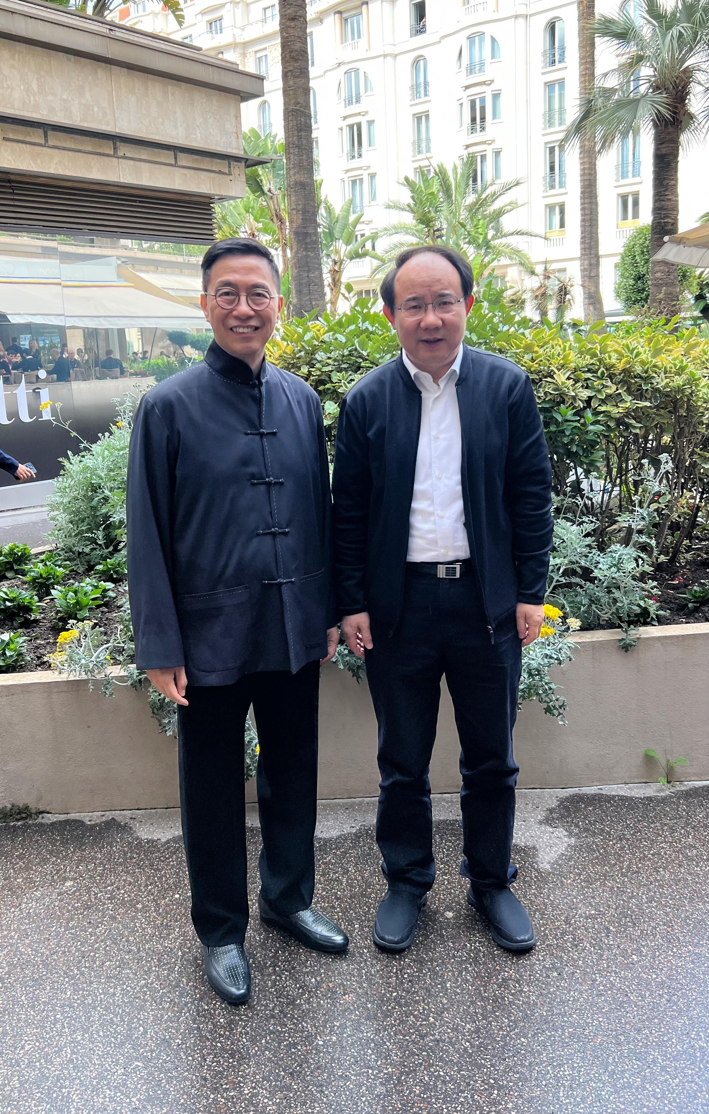 The Secretary for Culture, Sports and Tourism, Mr Kevin Yeung, led a Hong Kong film industry delegation to the 77th Cannes Film Festival in France. Mr Yeung (left) met and had exchanges with the Executive Deputy Director-General of the China Film Administration, Mr Mao Yu (right), on May 16 (Cannes time).
