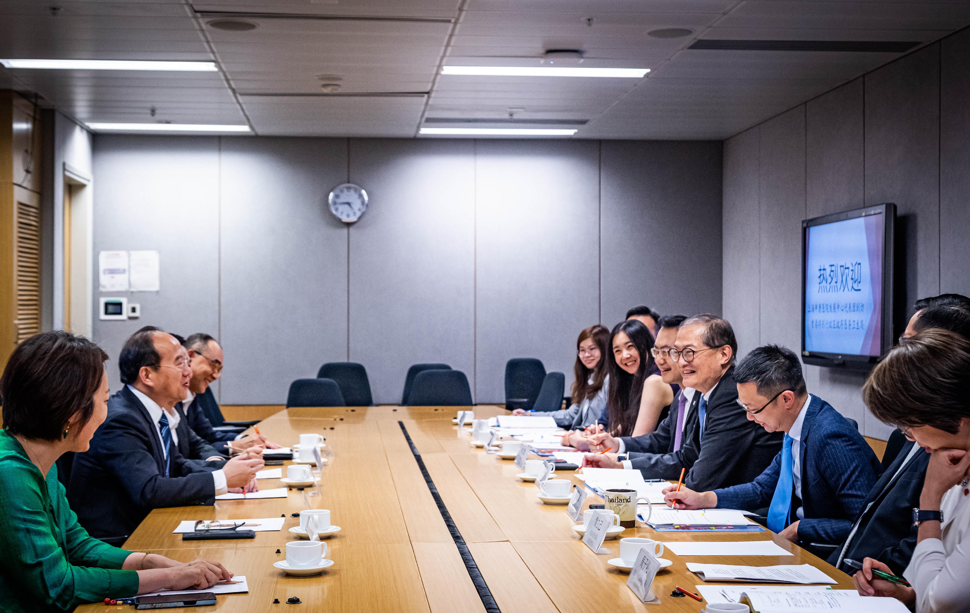 The Secretary for Health, Professor Lo Chung-mau (fourth right), meets with a delegation led by Vice Director General of the Shanghai Hospital Development Center Mr Zheng Ning (second left) today (May 17) to explore areas for strengthening healthcare co-operation.  The Director of Health, Dr Ronald Lam (fifth right), also attended the meeting.