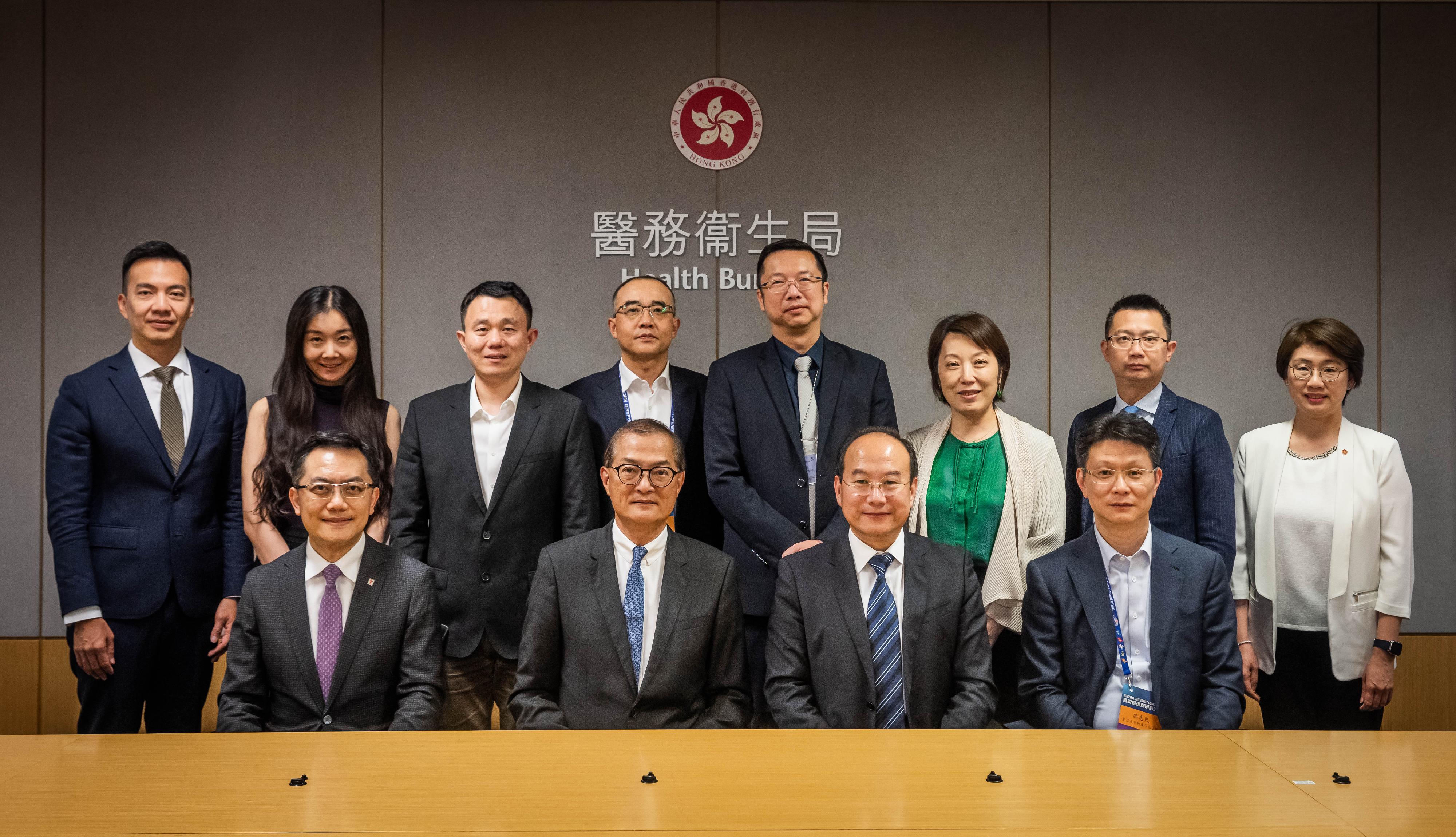 The Secretary for Health, Professor Lo Chung-mau, met with a delegation led by Vice Director General of the Shanghai Hospital Development Center Mr Zheng Ning today (May 17) to explore areas for strengthening healthcare co-operation.  Photo shows Professor Lo (front row, second left); Mr Zheng (front row, second right); and the Director of Health, Dr Ronald Lam (front row, first left), with other attendees of the meeting.