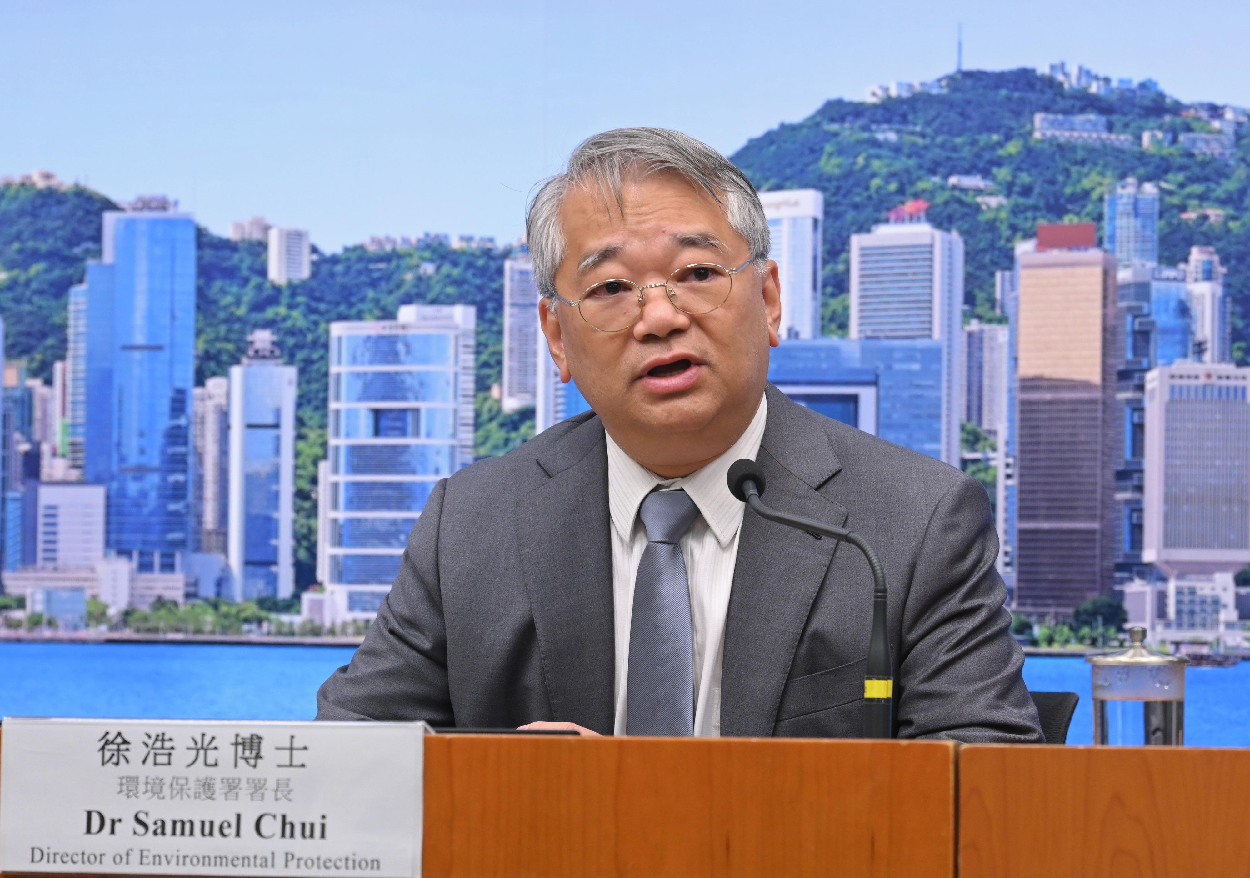 Regarding the application submitted by the Civil Engineering and Development Department under the Environmental Impact Assessment Ordinance, the Director of Environmental Protection today (May 17) approved the Environmental Impact Assessment report for San Tin/Lok Ma Chau Development Node with conditions. Photo shows the Director of Environmental Protection, Dr Samuel Chui, hosting a press conference today to announce and explain the decision.