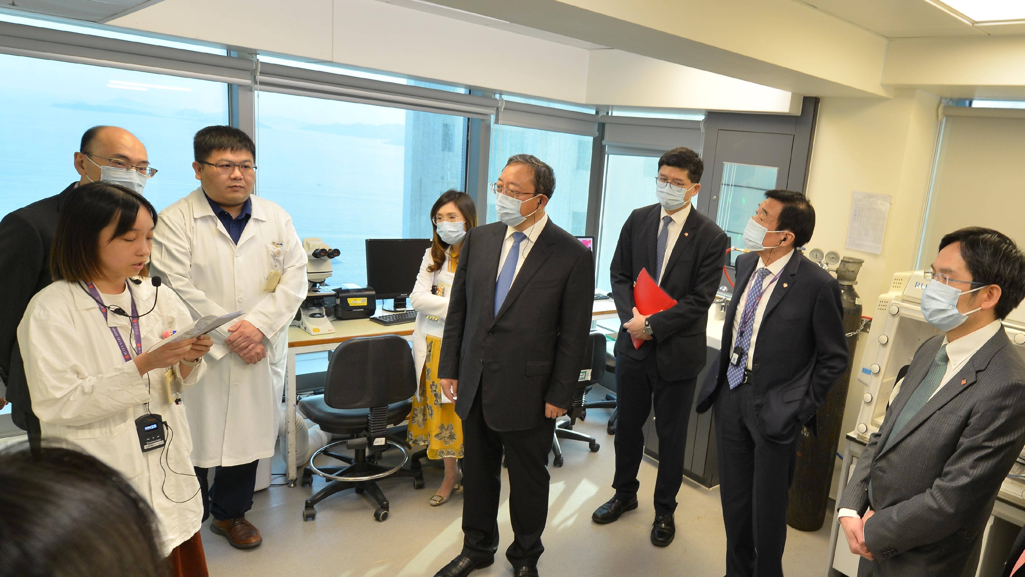 A delegation led by Vice-Minister of the National Health Commission of the People's Republic of China Mr Cao Xuetao visited Queen Mary Hospital earlier. Accompanied by the Hospital Authority Chairman, Mr Henry Fan (second right), and Chief Executive, Dr Tony Ko (third right), and the Chief Executive of the Hong Kong West Cluster, Dr Theresa Li (fourth left), Mr Cao (fourth right) learns about the services in public hospitals.