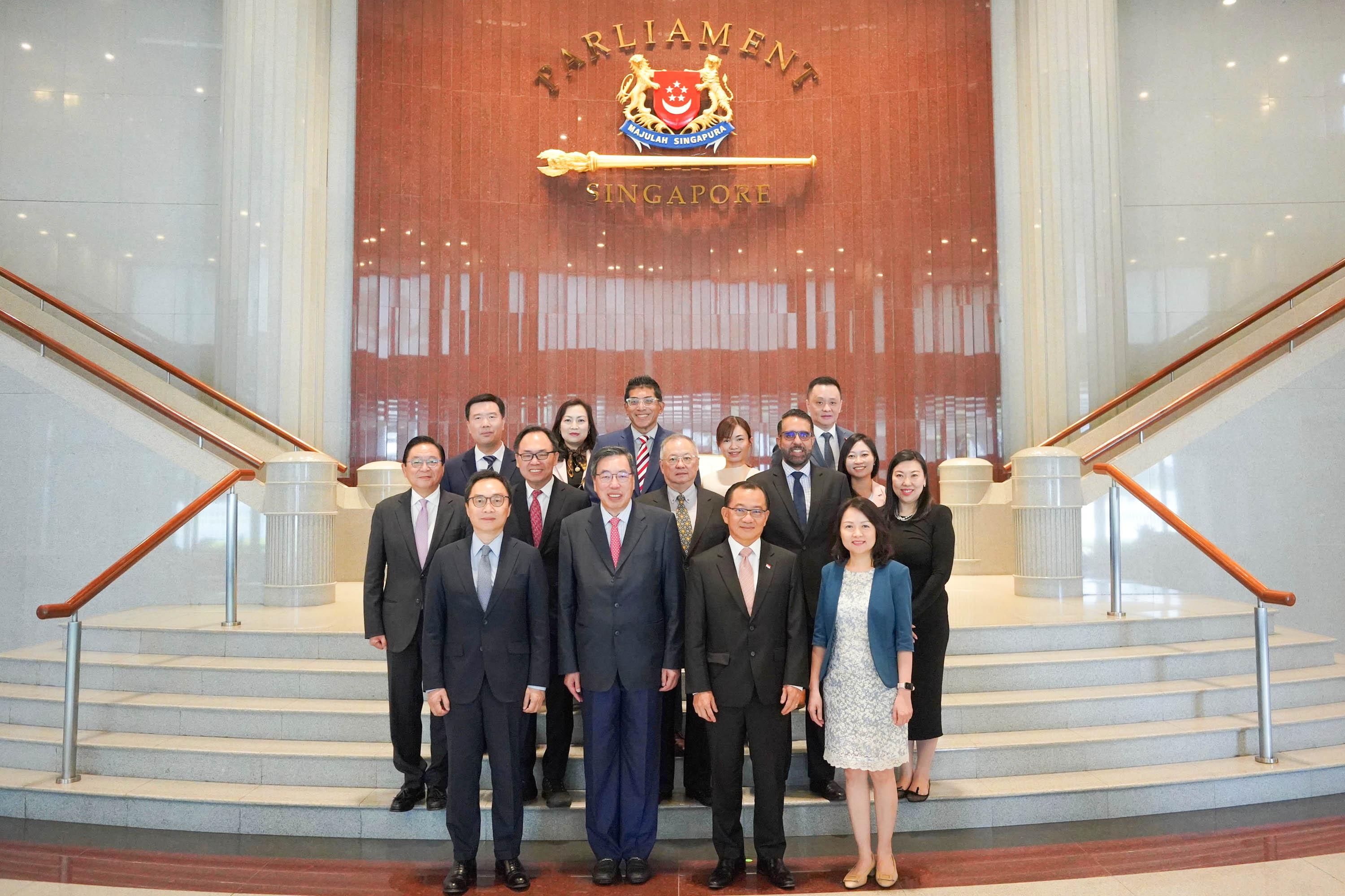 立法会考察团今日（五月十七日）展开在新加坡的职务考察。图示立法会主席梁君彦议员（前排左二）和考察团成员与新加坡国会议长谢健平（前排左三）在新加坡国会大厦合照。
