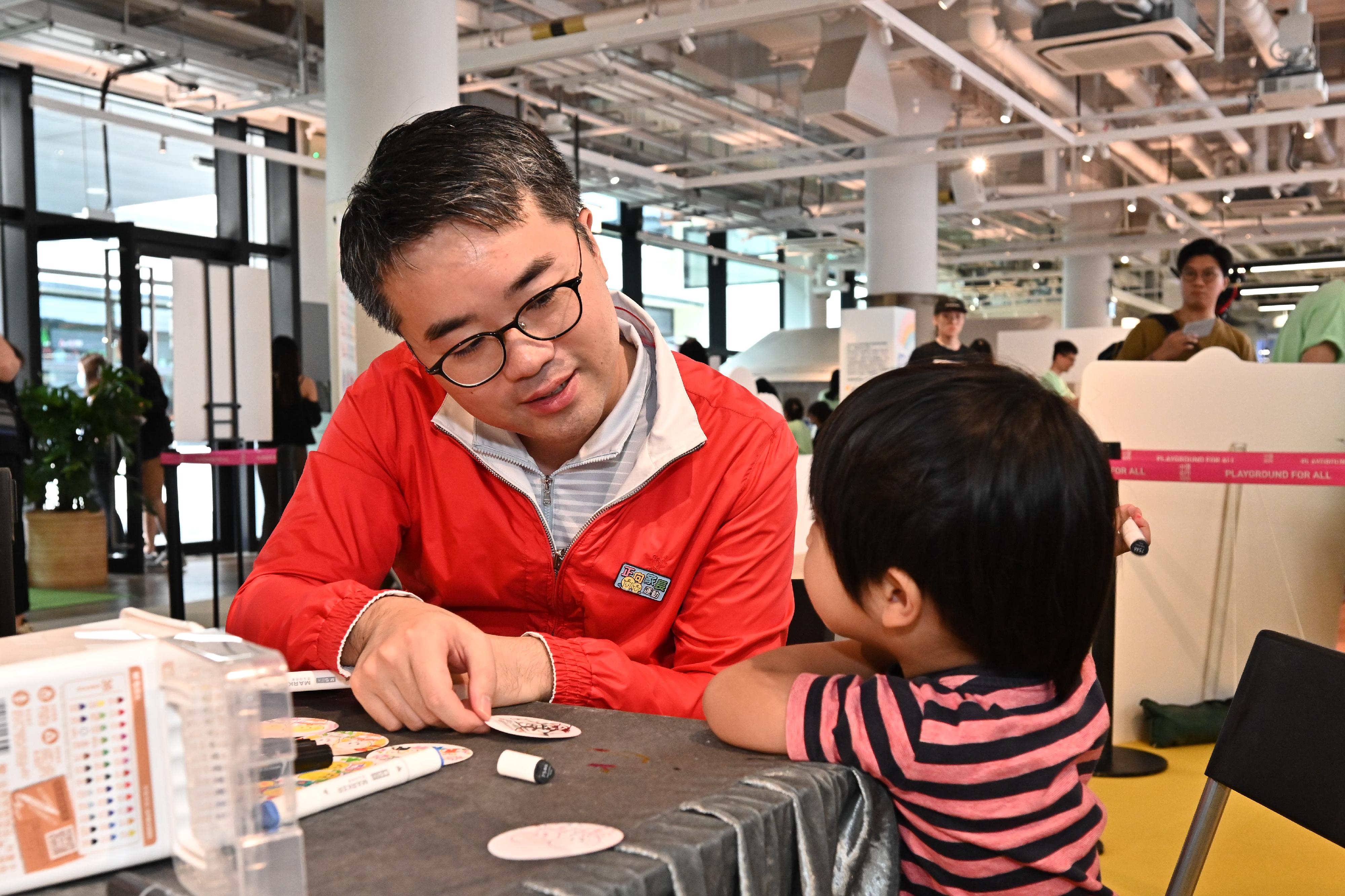 The Education Bureau launched the Healthy Living, Happy Family Series – Thrive Party for Kids and Families today (May 18).  Photo shows the Under Secretary for Education, Mr Sze Chun-fai, participating in a badge making workshop during the event.