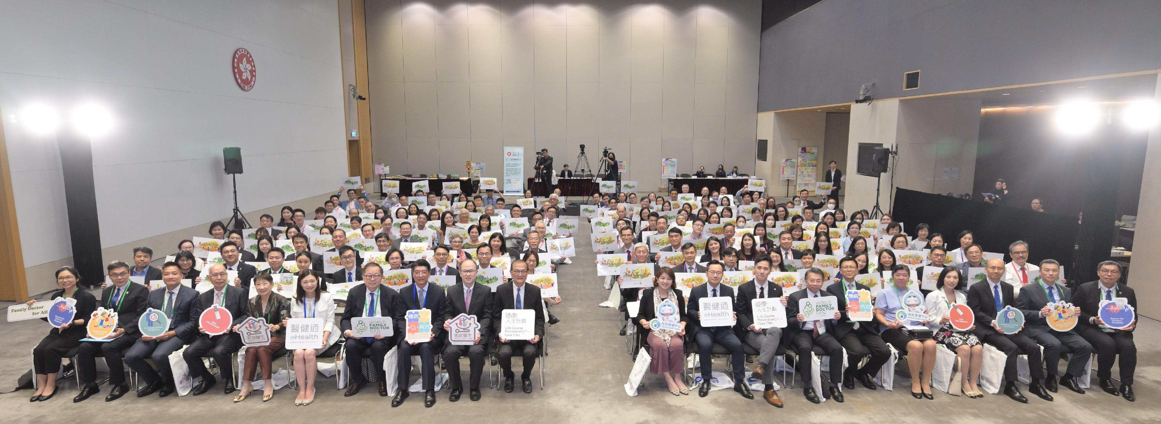 The Health Bureau and the Hong Kong College of Family Physicians jointly held the World Family Doctor Day Symposium today (May 18). The Secretary for Health, Professor Lo Chung-mau (first row, tenth left), was pictured in a group photo with attendees from various medical specialties.
