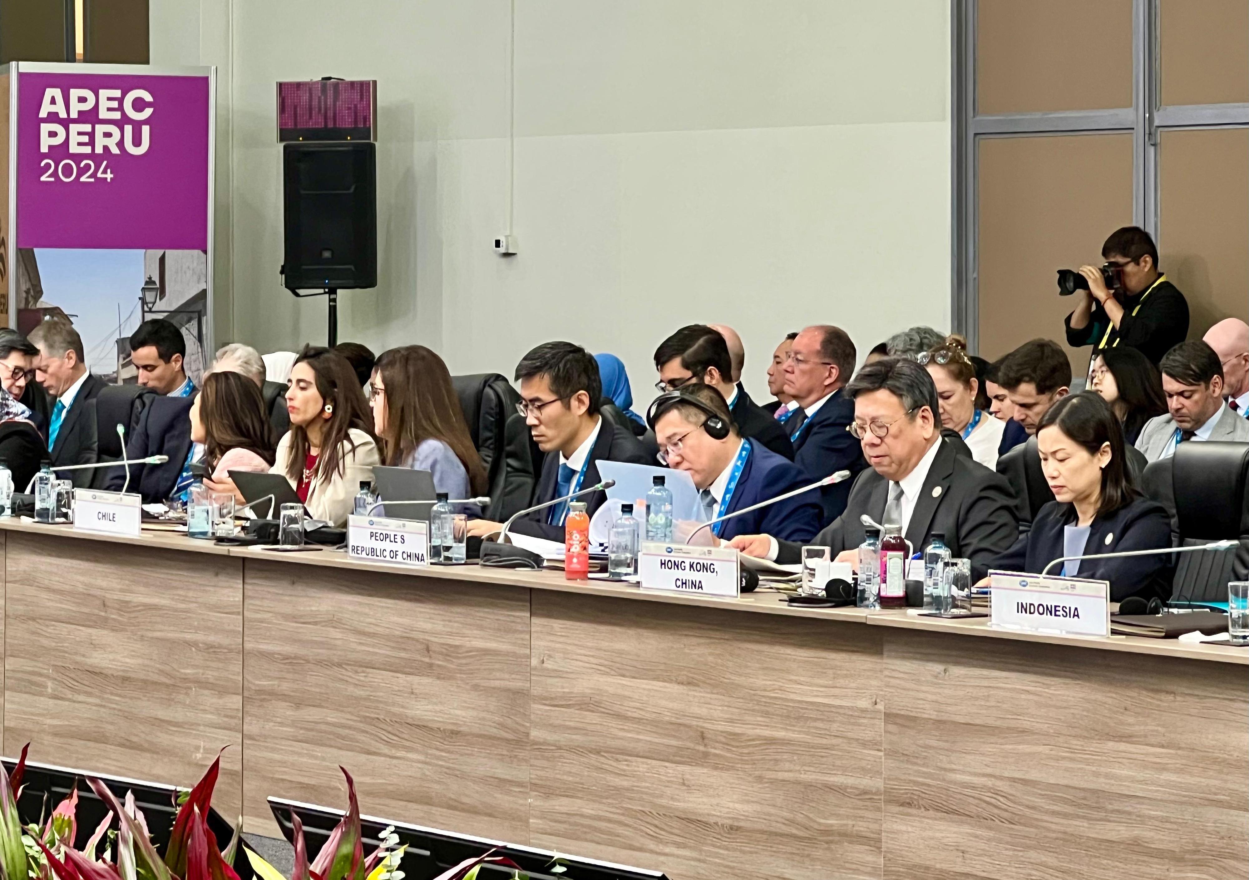 The Secretary for Commerce and Economic Development, Mr Algernon Yau (front row, second right), speaks at a discussion session entitled "Trade Liberalisation: World Trade Organization" at the Asia-Pacific Economic Cooperation Ministers Responsible for Trade Meeting in Arequipa, Peru, on May 17 (Arequipa time). Looking on is the Director-General of Trade and Industry, Ms Maggie Wong (front row, first right).