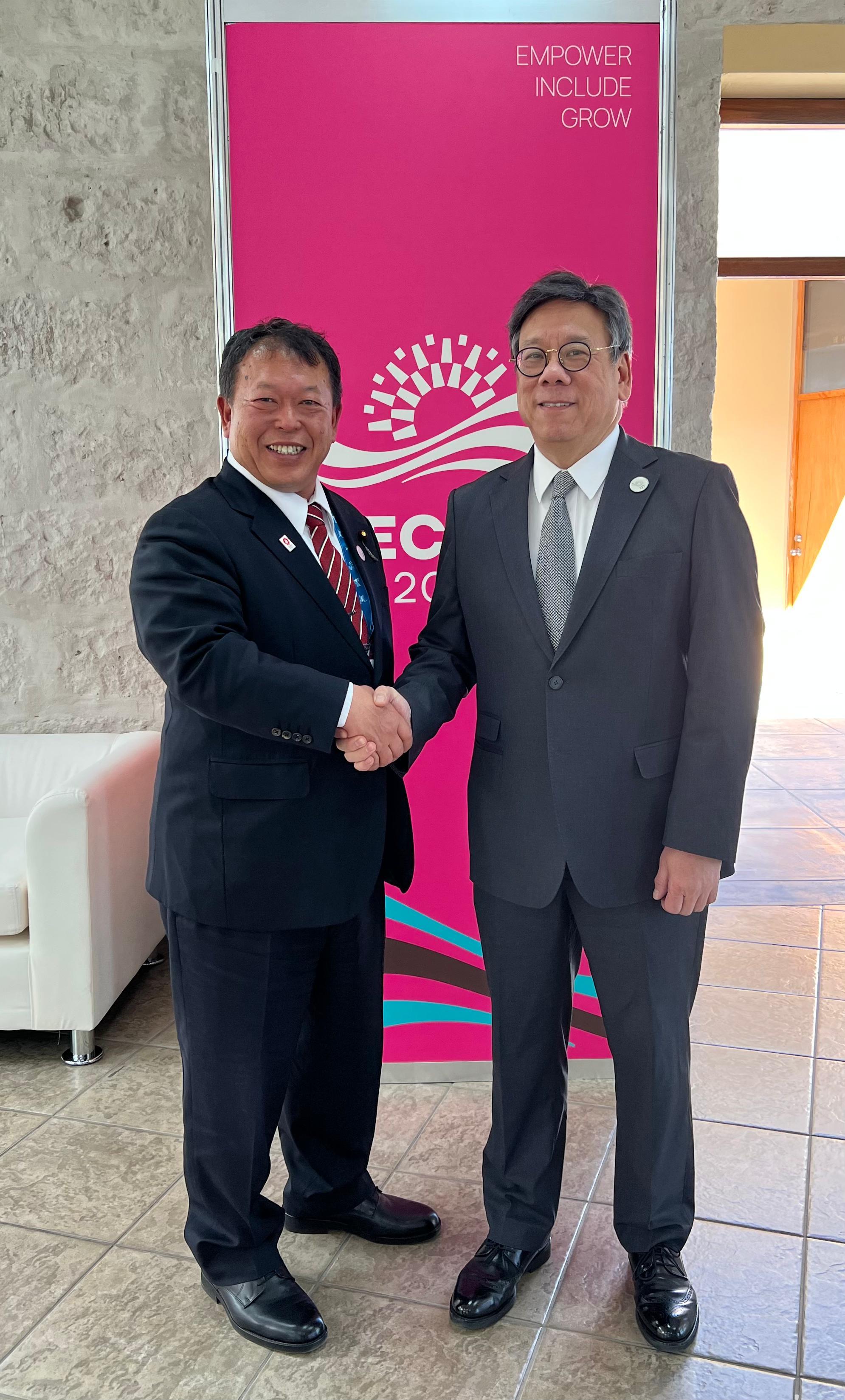 The Secretary for Commerce and Economic Development, Mr Algernon Yau (right), meets with the Parliamentary Vice-Minister of Economy, Trade and Industry of Japan, Mr Taku Ishii (left), to exchange views on issues of mutual concern on the sidelines of the Asia-Pacific Economic Cooperation Ministers Responsible for Trade Meeting in Arequipa, Peru, on May 17 (Arequipa time).