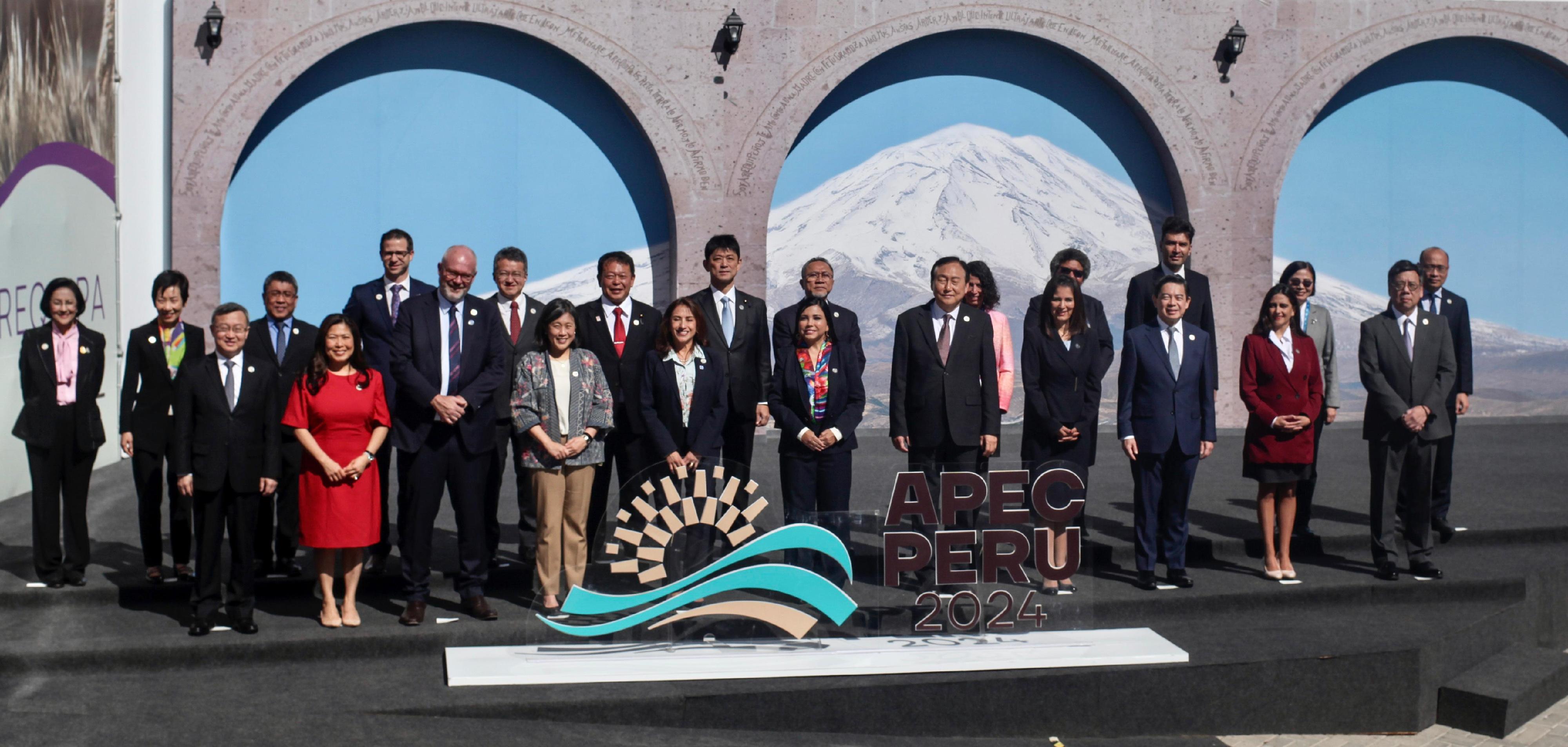 商务及经济发展局局长丘应桦五月十八日（阿雷基帕时间）在秘鲁阿雷基帕出席亚太区经济合作组织贸易部长会议。图示丘应桦（前排右一）与其他与会部长合照。