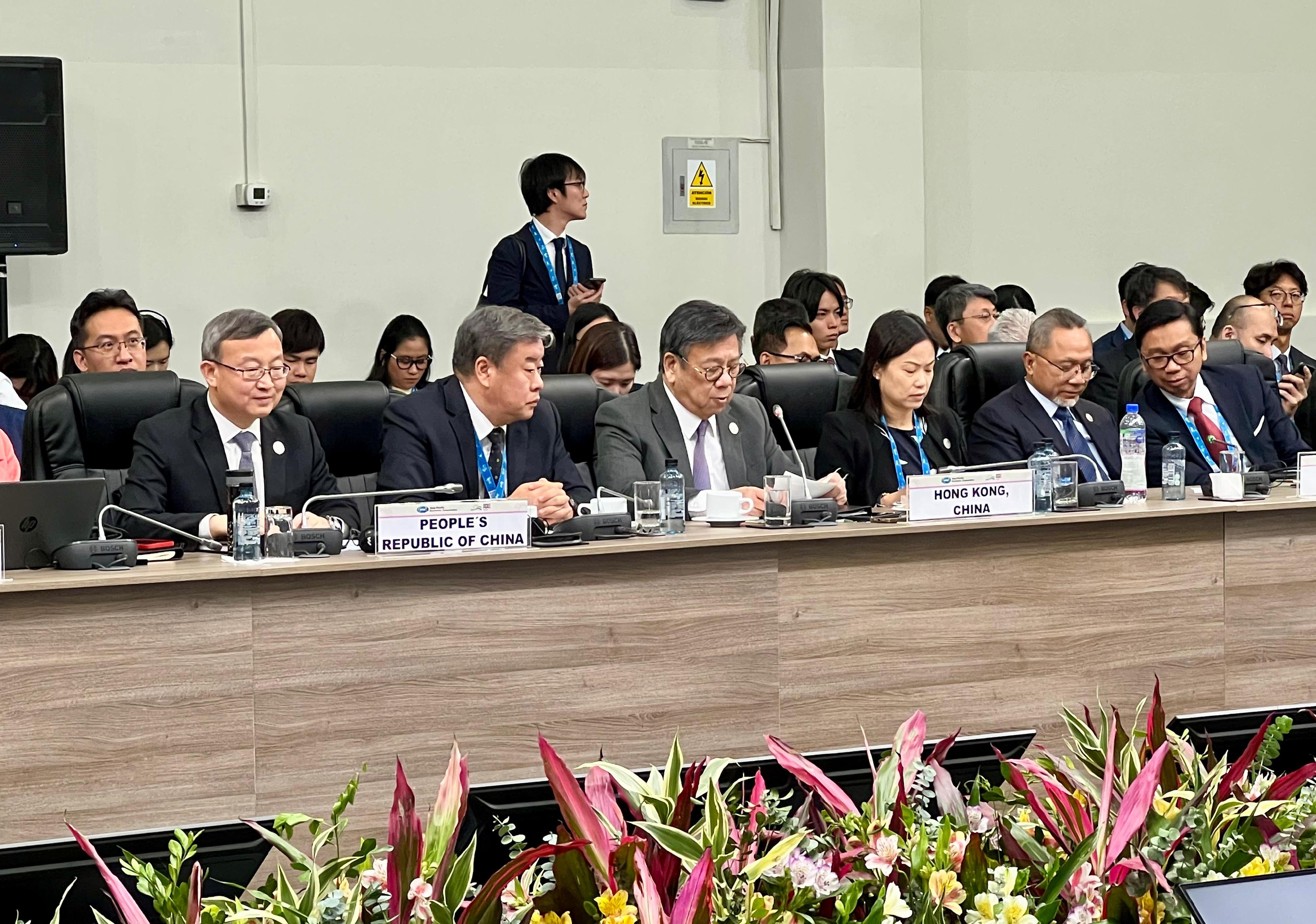 The Secretary for Commerce and Economic Development, Mr Algernon Yau (front row, third left), speaks at a discussion session entitled "Trade Liberalisation: Free Trade Area of the Asia-Pacific" at the Asia-Pacific Economic Cooperation Ministers Responsible for Trade Meeting in Arequipa, Peru, on May 18 (Arequipa time). Looking on is the Director-General of Trade and Industry, Ms Maggie Wong (front row, third right).