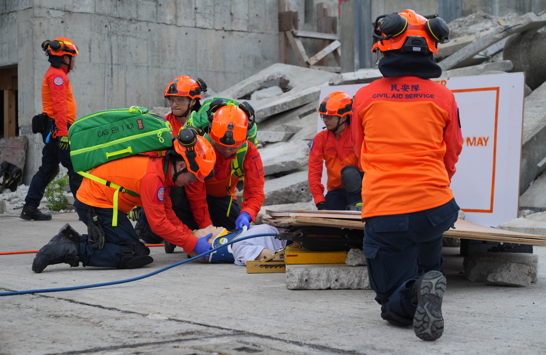 A large-scale exercise held biennially by the Civil Aid Service (CAS) concluded successfully today (May 19). Photo shows CAS members rescuing a victim from a collapsed structure in the exercise.