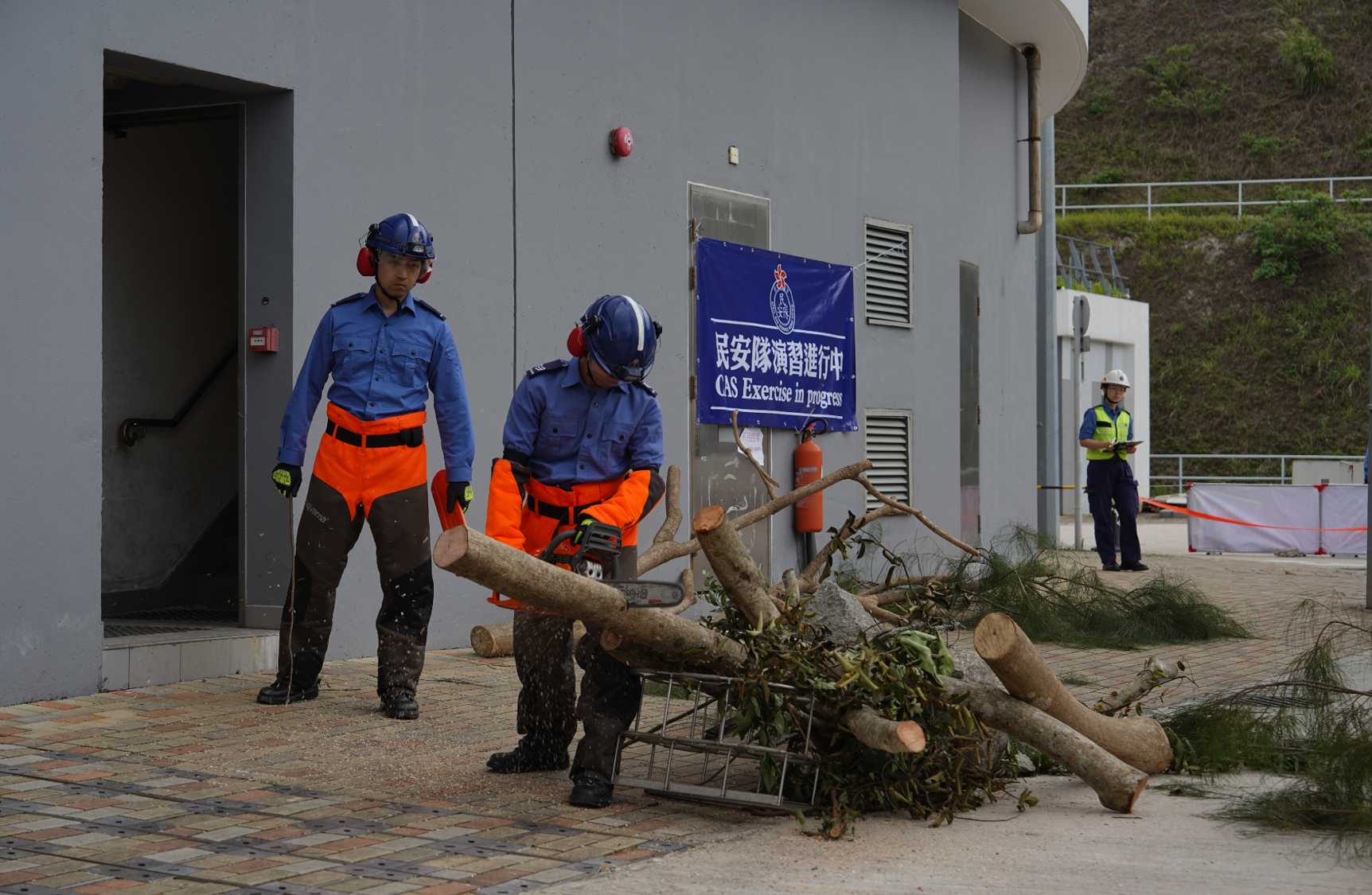 A large-scale exercise held biennially by the Civil Aid Service (CAS) concluded successfully today (May 19). Photo shows CAS members clearing collapsed trees.