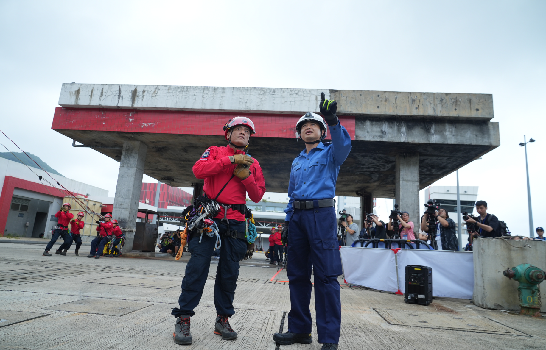 A large-scale exercise held biennially by the Civil Aid Service (CAS) concluded successfully today (May 19). Photo shows the Chief Staff Officer of the CAS, Mr Leung Kwun-hong (right), inspecting the exercise.