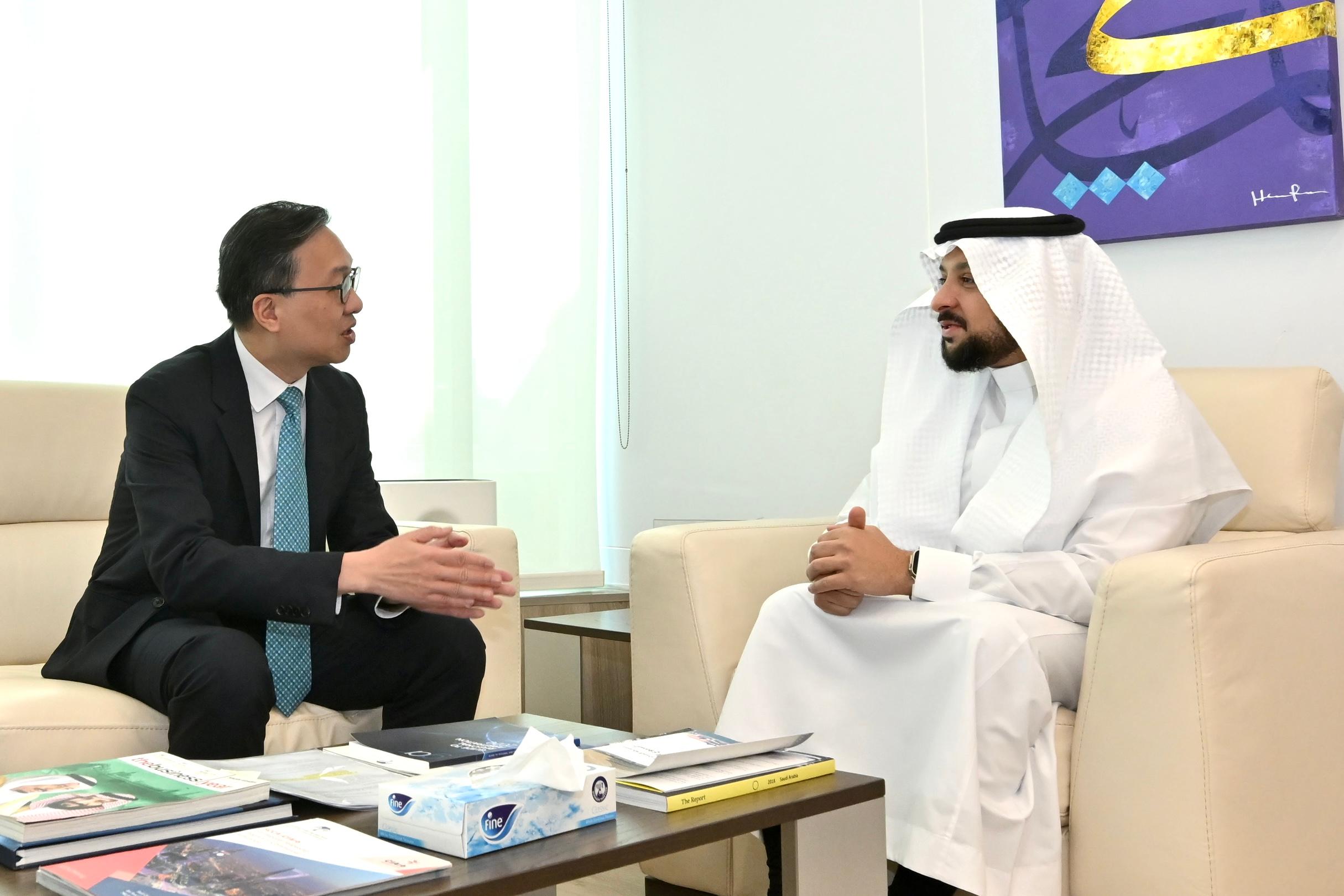 The Secretary for Justice, Mr Paul Lam, SC, continued his visit to Riyadh, Saudi Arabia, today (May 20, Riyadh time) with his about 30-person delegation, comprising representatives from the Law Society of Hong Kong, the Hong Kong Bar Association, the Hong Kong Exchanges and Clearing Limited, Invest Hong Kong and related sectors. Photo shows Mr Lam (left) meeting with the Chief Executive Officer of the Saudi Center for Commercial Arbitration, Dr Hamed Merah (right).
