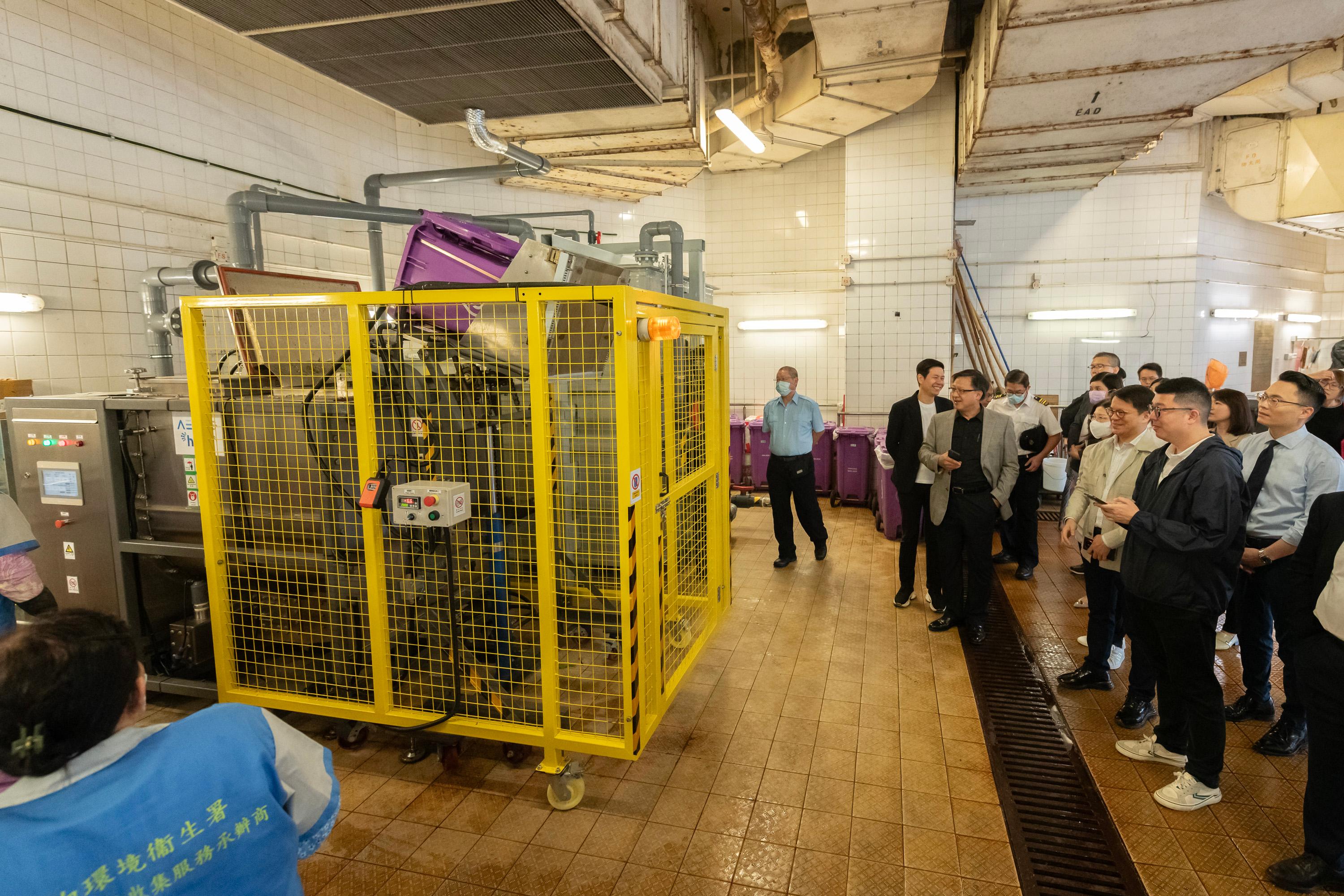 The Legislative Council Panel on Environmental Affairs visited two food waste treatment facilities today (May 20). Photo shows Members observing the food waste pre-treatment system "Food TranSmarter" at Tai Po Hui Market.
