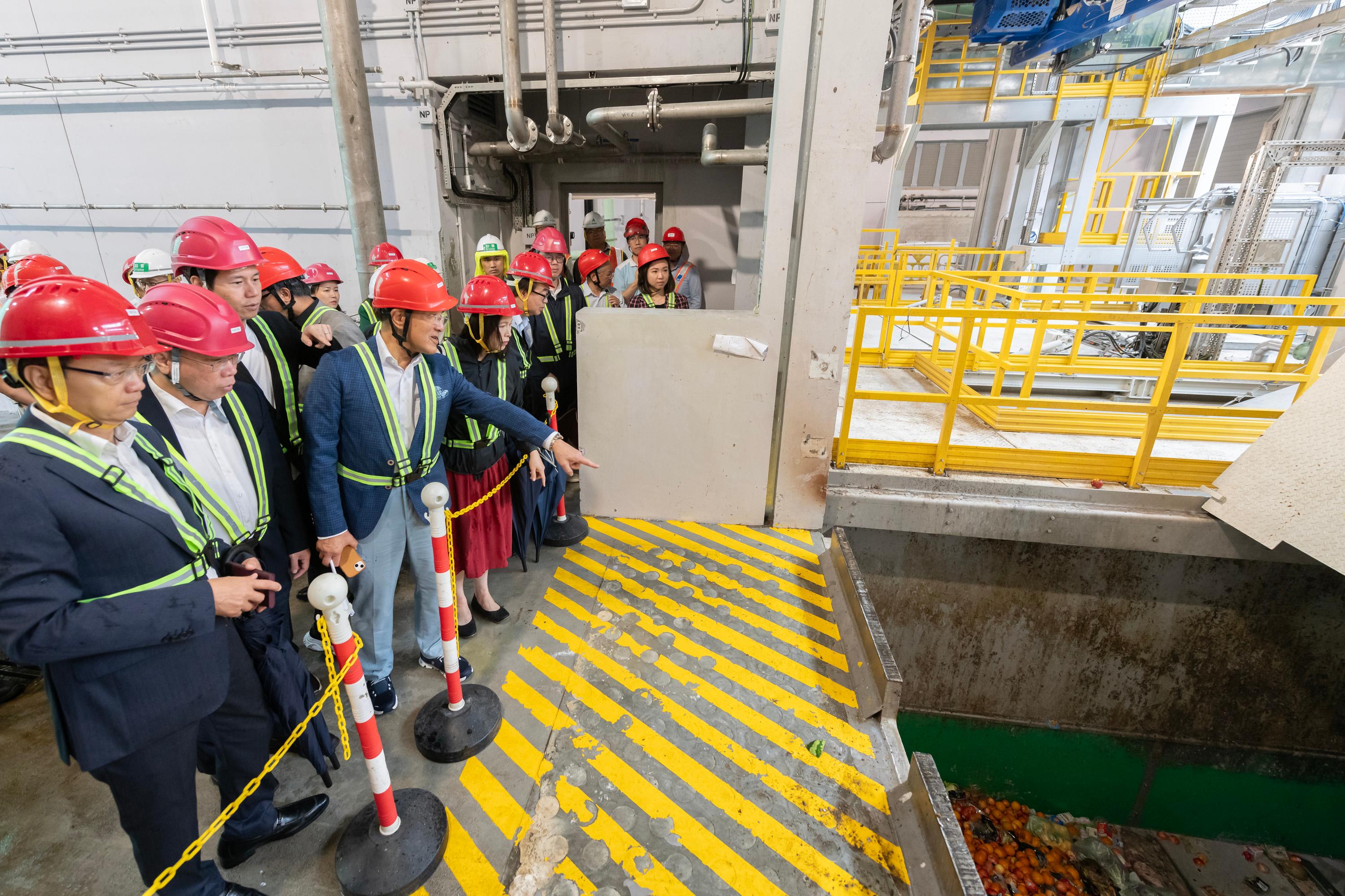 The Legislative Council Panel on Environmental Affairs visited two food waste treatment facilities today (May 20). Photo shows Members learning about the operation of a food waste treatment facility at the Organic Resources Recovery Centre Phase 2.
