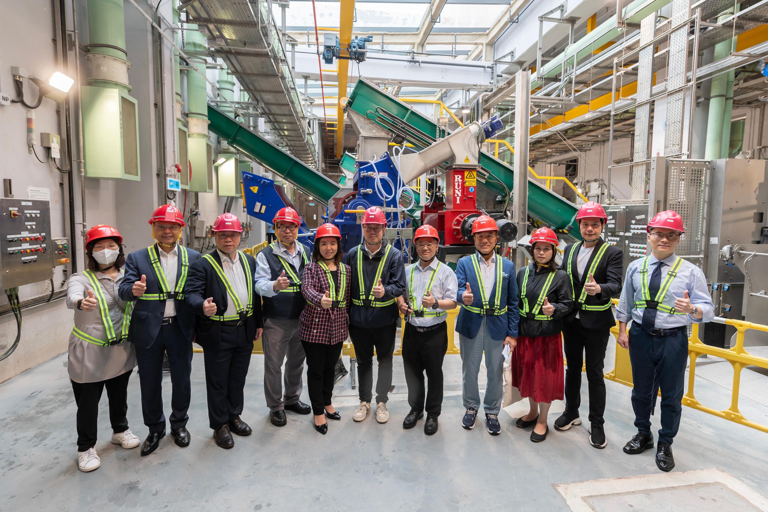 The Legislative Council Panel on Environmental Affairs visited two food waste treatment facilities today (May 20). Photo shows the Chairman of the Panel, Mr Lau Kwok-fan (sixth left), Deputy Chairman, Mr Chan Siu-hung (second left), other Members and representatives of the Government at Organic Resources Recovery Centre Phase 2.
