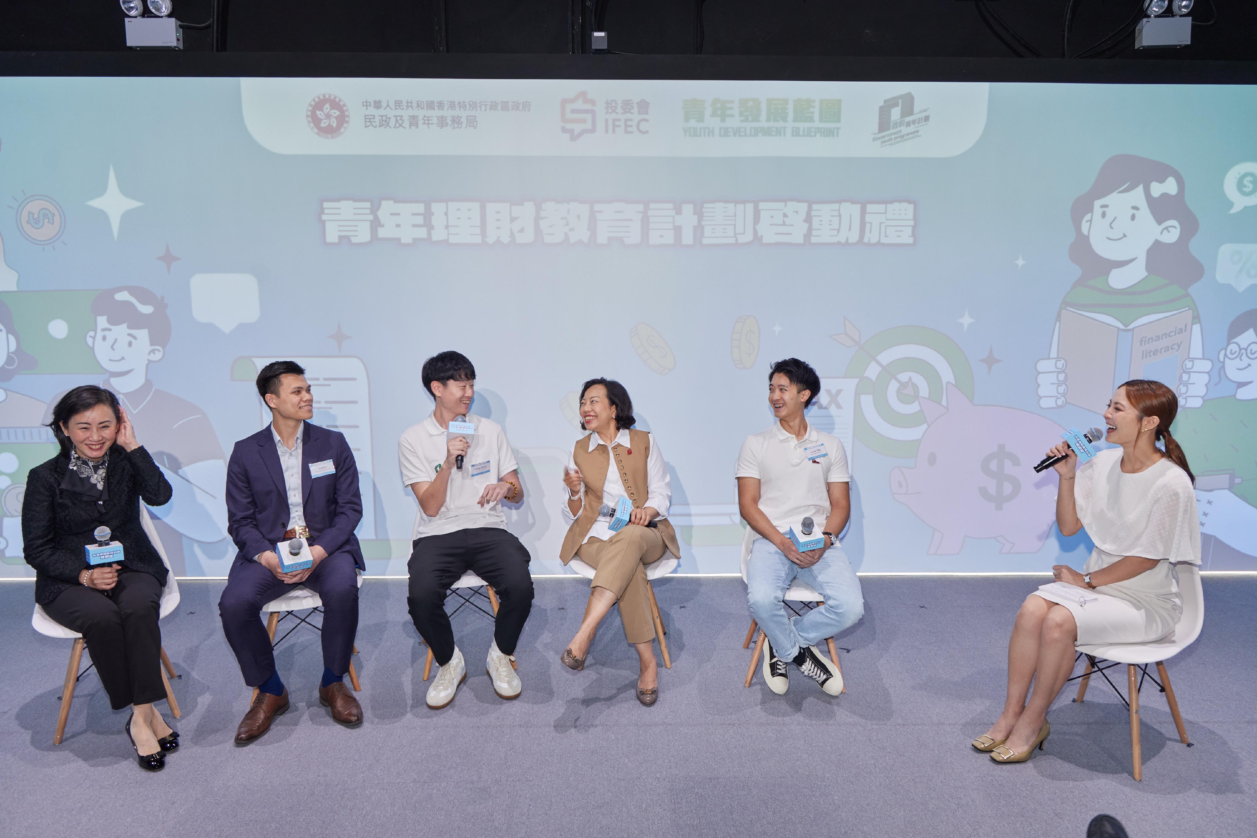 The kick-off ceremony of the Youth Financial Education Programme was held today (May 21). Photo shows the Secretary for Home and Youth Affairs, Miss Alice Mak (third right); the General Manager of the Investor and Financial Education Council, Ms Dora Li (first left), interacting with the youth tenants.