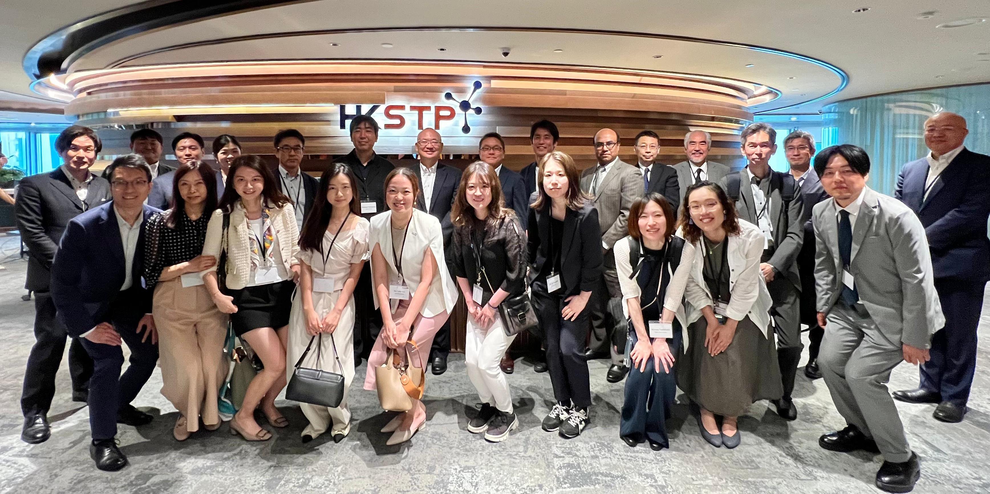 考察團於五月十七日到訪香港科技園公司。