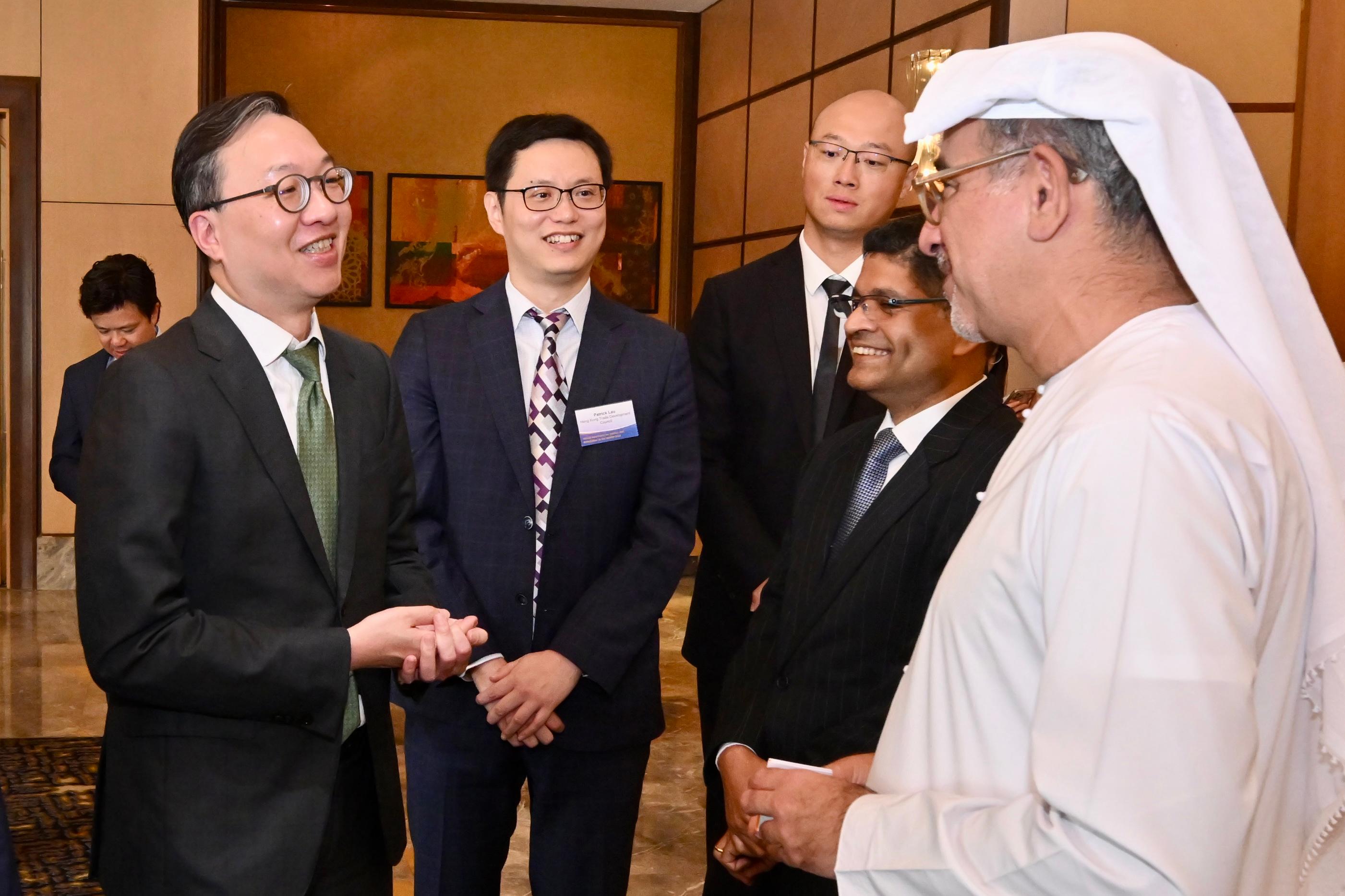 The Secretary for Justice, Mr Paul Lam, SC, started his visit programme to Abu Dhabi, the United Arab Emirates, today (May 21, Abu Dhabi time) with his about 30-strong delegation, comprising representatives from the Law Society of Hong Kong, the Hong Kong Bar Association, the Hong Kong Exchanges and Clearing Limited, Invest Hong Kong and related sectors. Photo shows Mr Lam (first left) and the Chairman of the Board of HSBC Bank Middle East, Mr Abdulfattah Sharaf (first right), exchanging views before a market briefing by the bank.