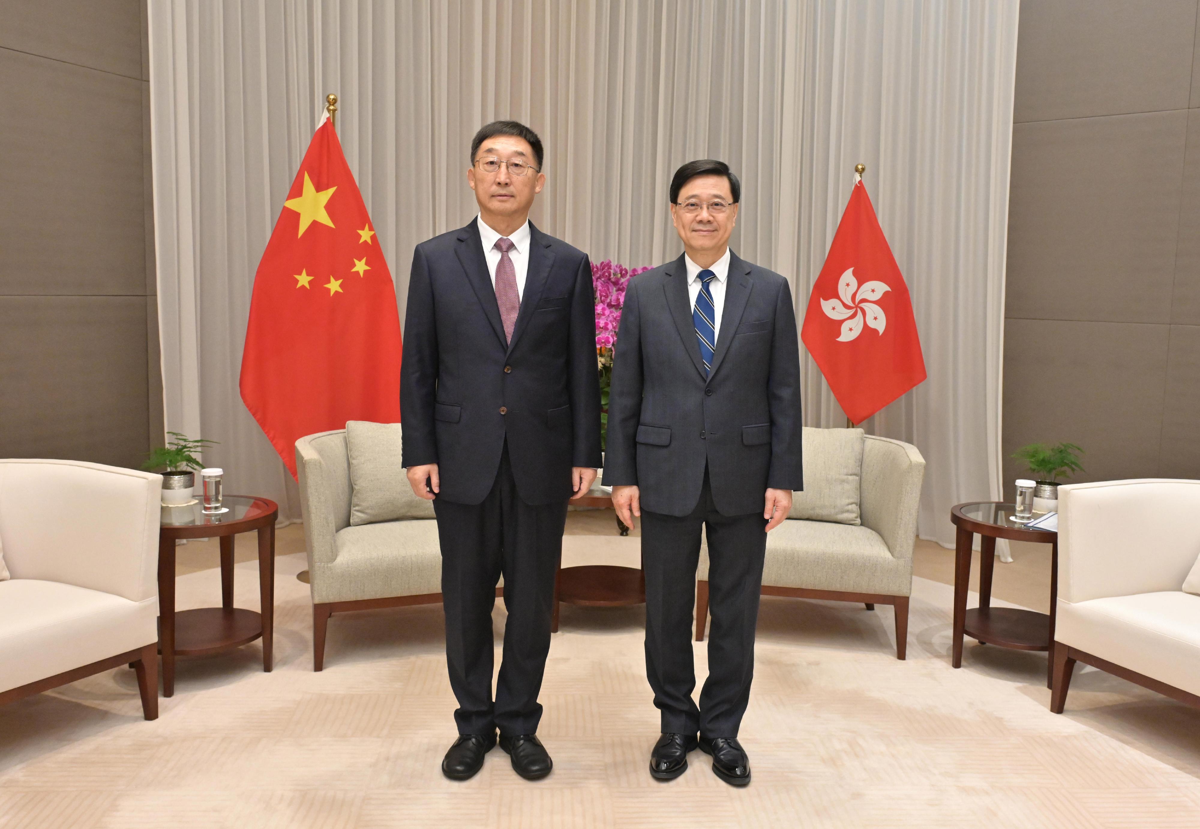 The Chief Executive, Mr John Lee (right), meets with the Secretary of the CPC Guangxi Zhuang Autonomous Region Committee, Mr Liu Ning (left), today (May 21)