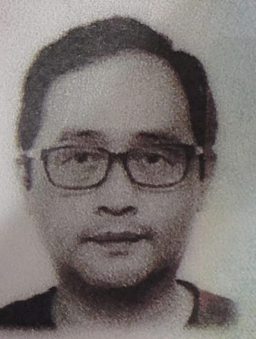 Sze Kim-leung, aged 45, is about 1.7 metres tall, 70 kilograms in weight and of fat build. He has a round face with yellow complexion and short black hair. He was last seen wearing a pair of black-rimmed glasses.