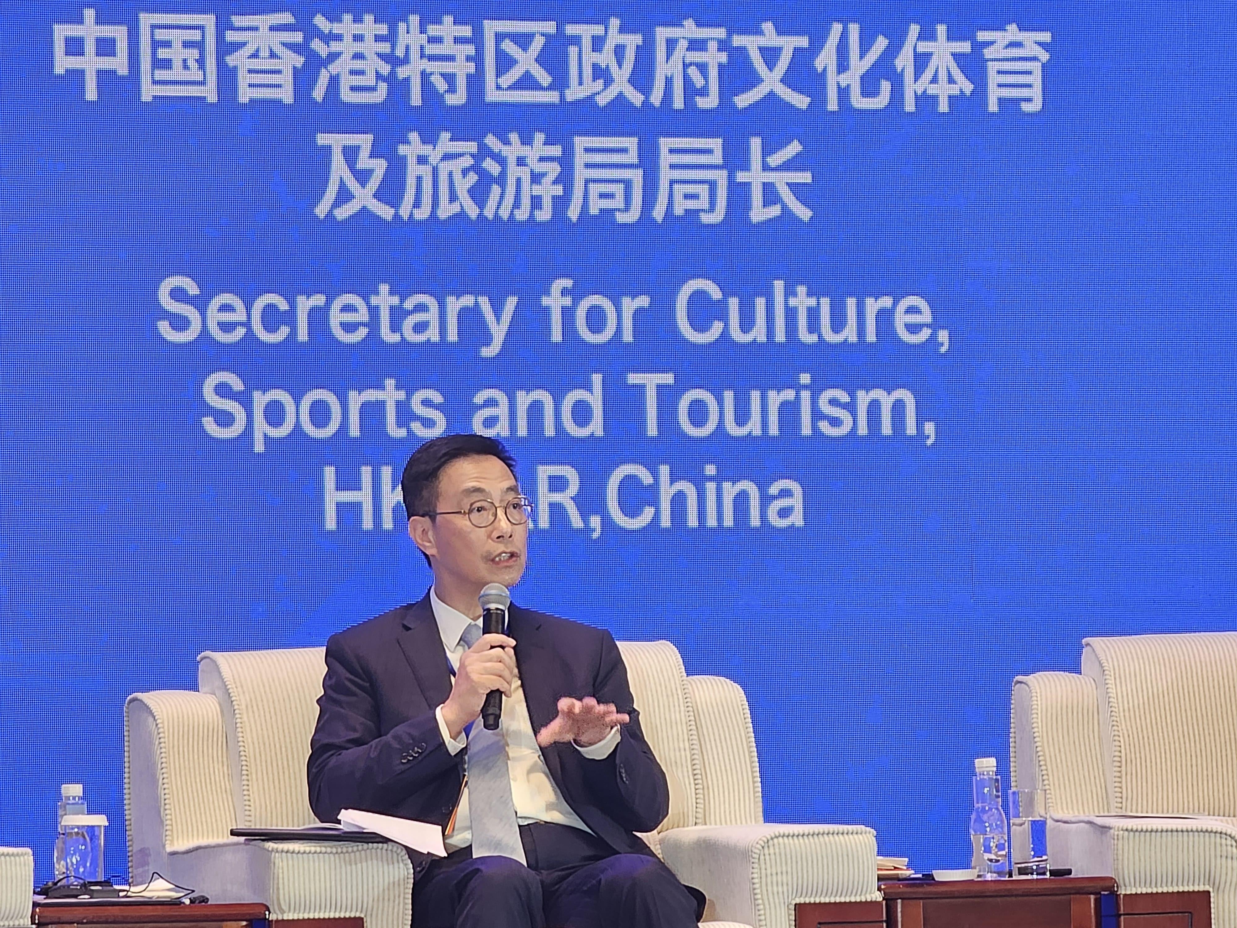 The Secretary for Culture, Sports and Tourism, Mr Kevin Yeung, attended the 14th China-U.S. Tourism Leadership Summit in Xi'an today (May 22) at the invitation of the Ministry of Culture and Tourism. Photo shows Mr Yeung speaking at a panel discussion.