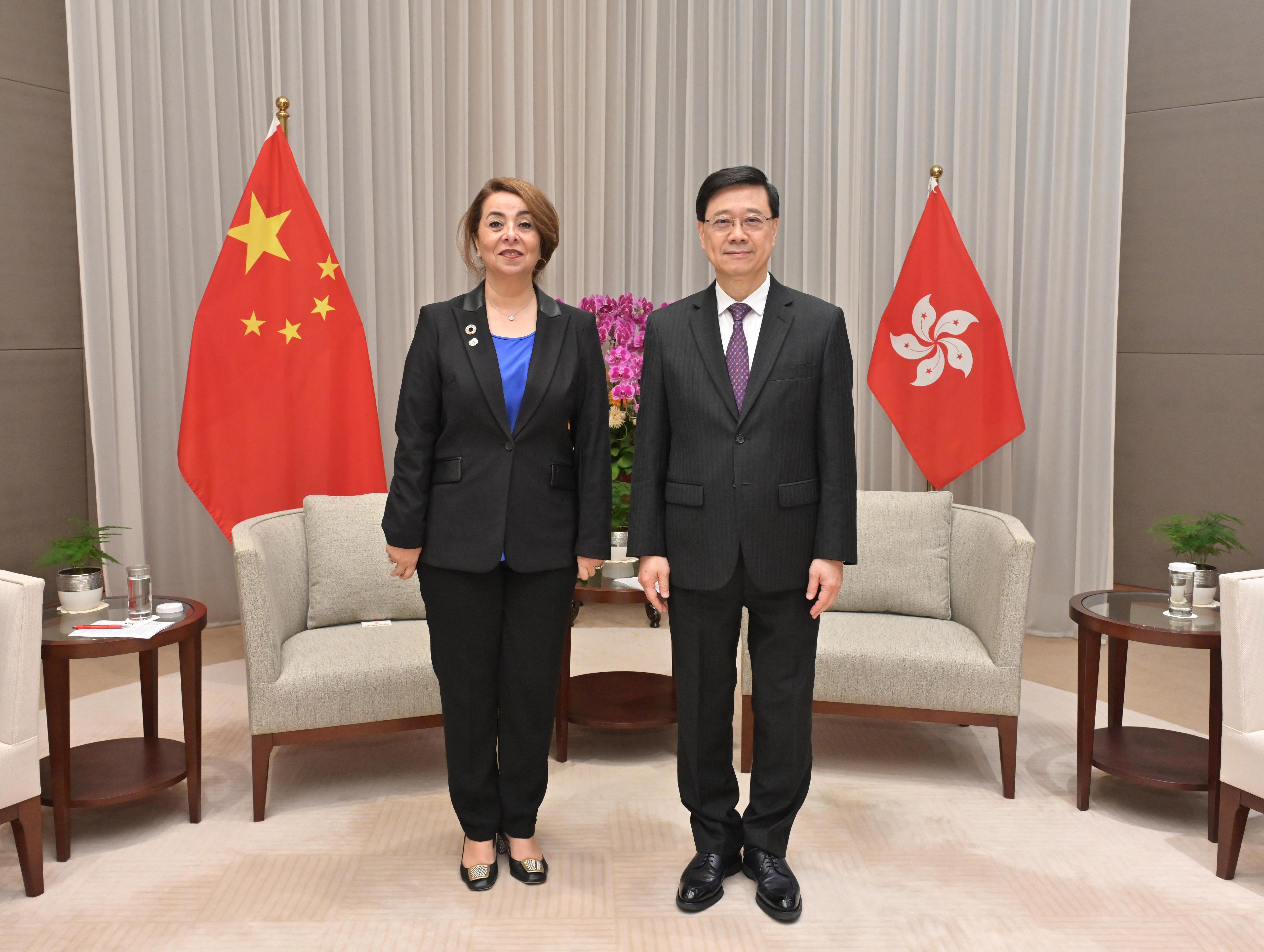 行政長官李家超（右）今日（五月二十二日）與到訪香港的聯合國毒品和犯罪問題辦公室執行主任、聯合國維也納辦事處總幹事加達‧法特希‧瓦利（左）會面。