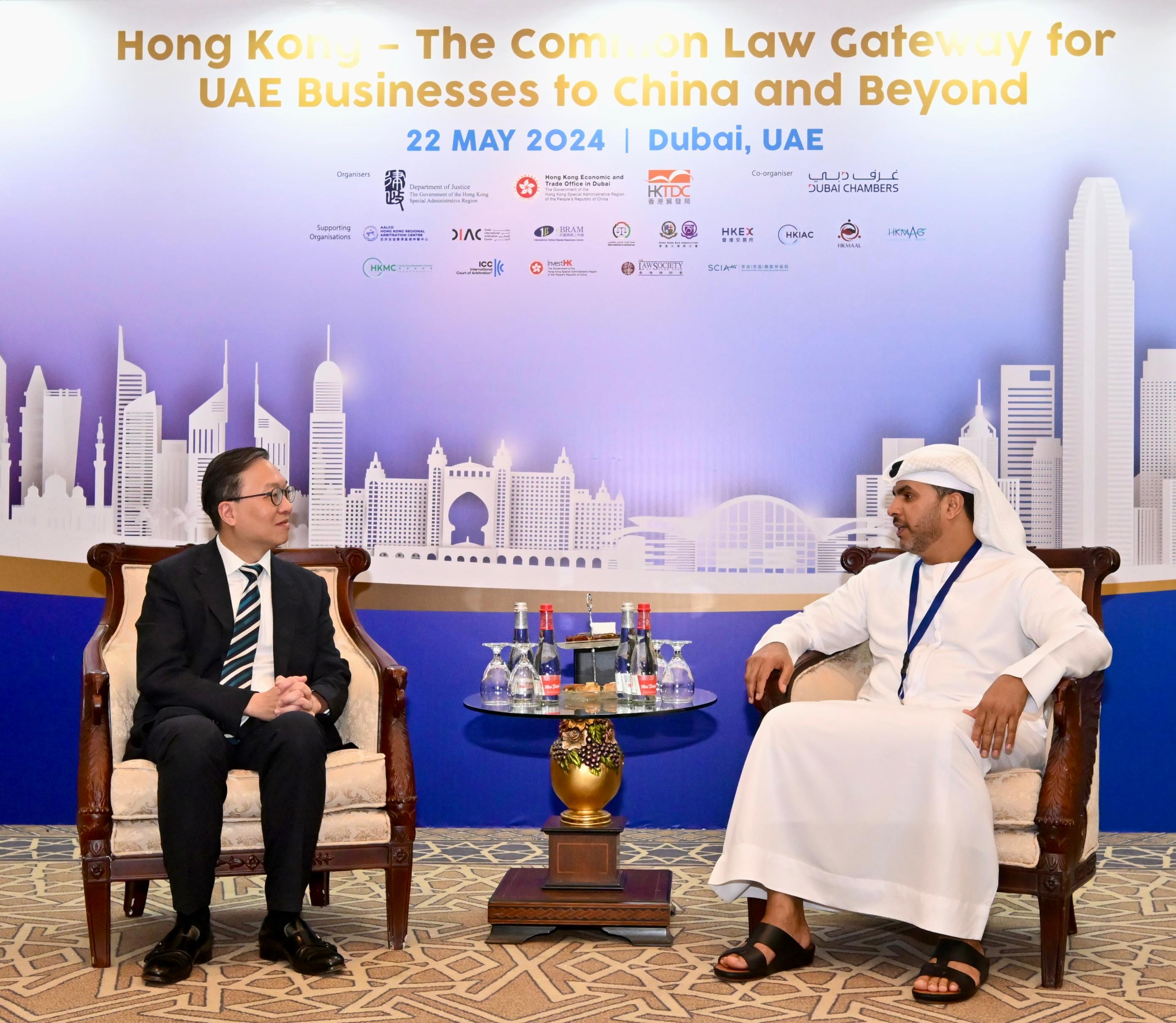 律政司司長林定國資深大律師今日（迪拜時間五月二十二日）繼續在阿拉伯聯合酋長國（阿聯酋）迪拜的訪問，出席題為「香港：阿聯酋商界通往中國以至其他地方的普通法門戶」的研討會，推廣香港的法律及爭議解決服務。圖示林定國（左）與阿聯酋司法部長Abdullah bin Sultan bin Awad Al Nuaimi（右）會面。