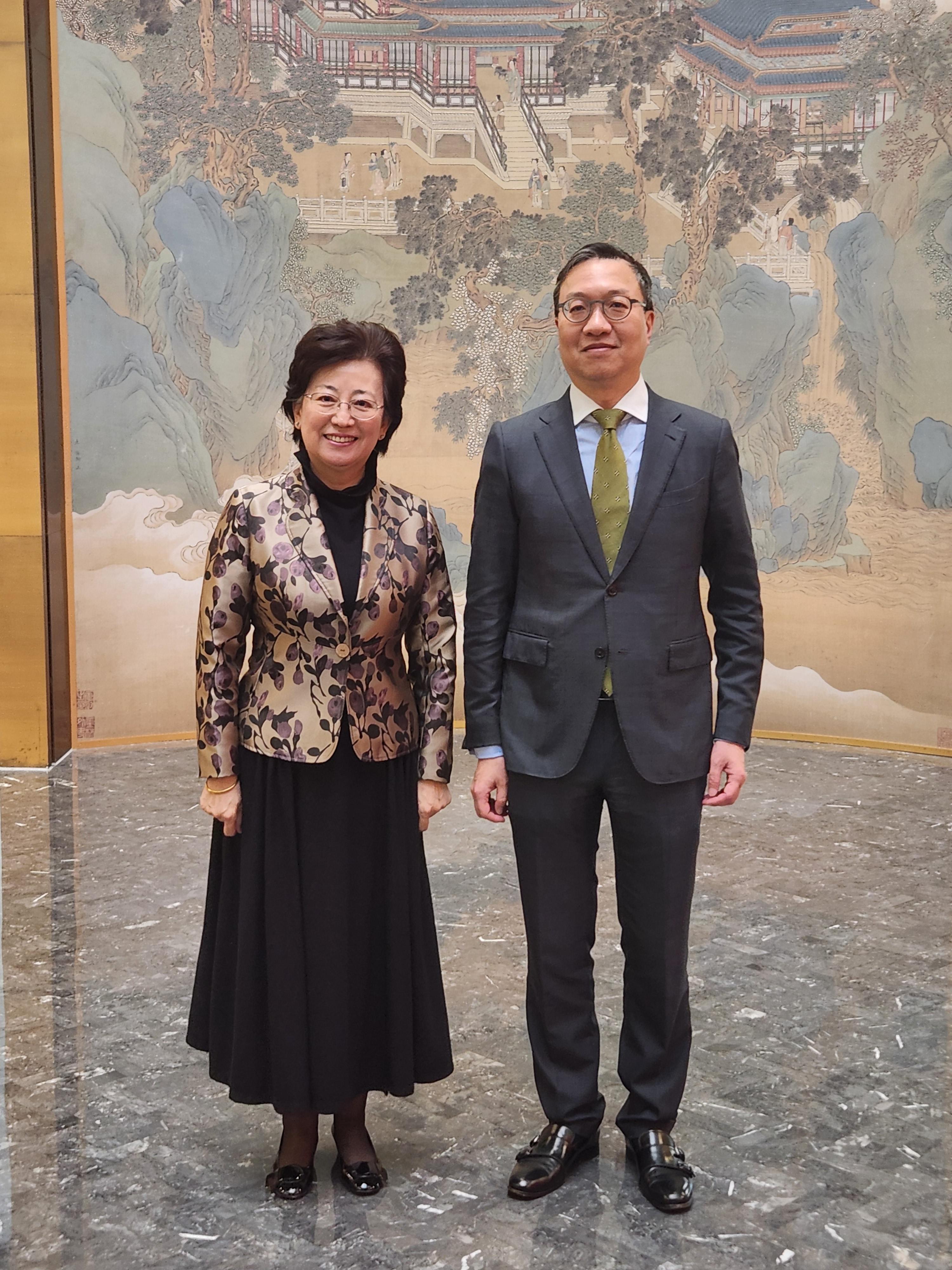 The Secretary for Justice, Mr Paul Lam, SC, continued his visit to Dubai, the United Arab Emirates on May 22 (Dubai time). Photo shows Mr Lam (right) with the Consul General of the People's Republic of China in Dubai, Ms Ou Boqian (left) before dinner.