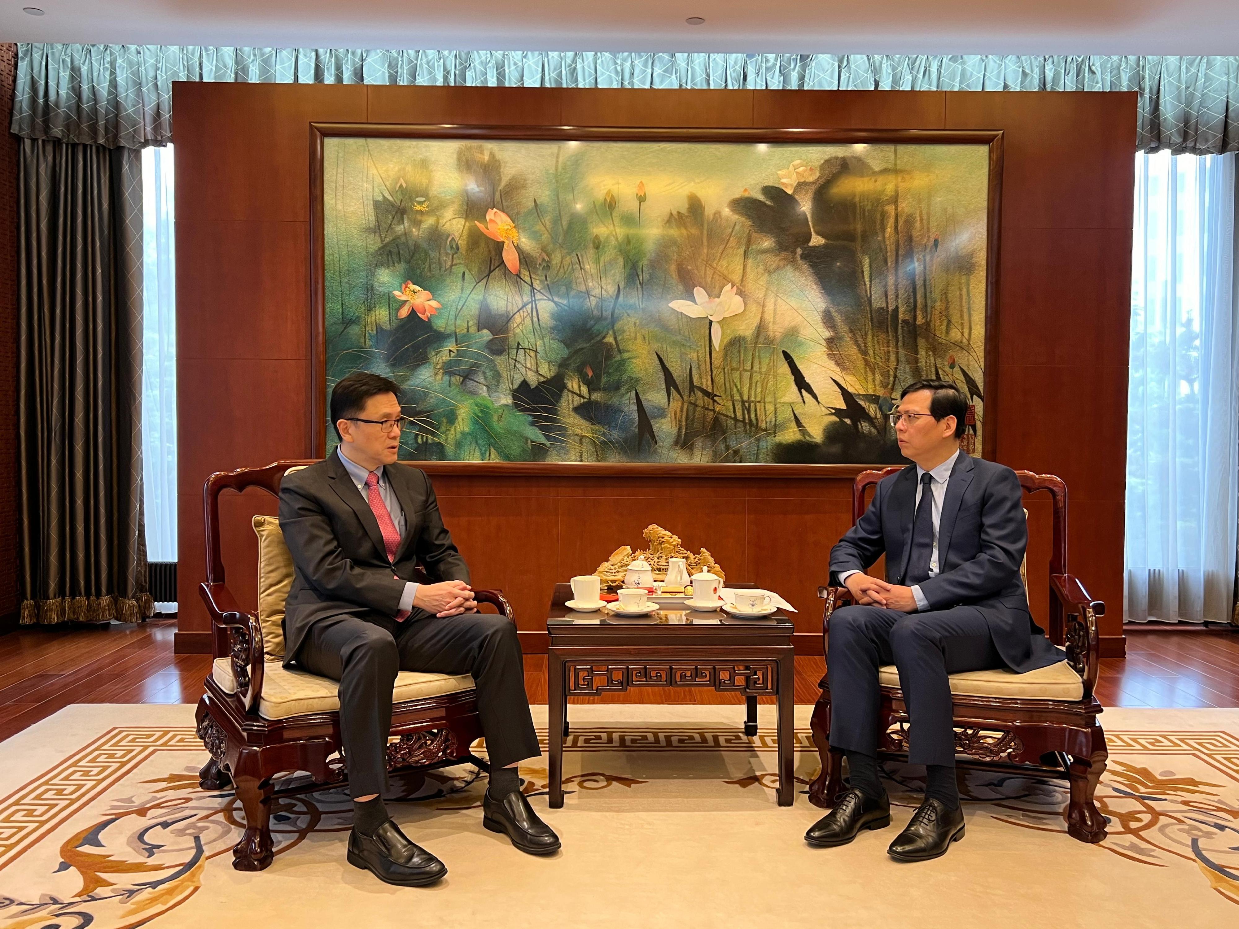 The Secretary for Innovation, Technology and Industry, Professor Sun Dong (left), called on the Chinese Mission to the European Union, Minister Zhu Jing (right) on May 22 (Brussels time), to give him an introduction on the latest situation of Hong Kong's innovation and technology development.