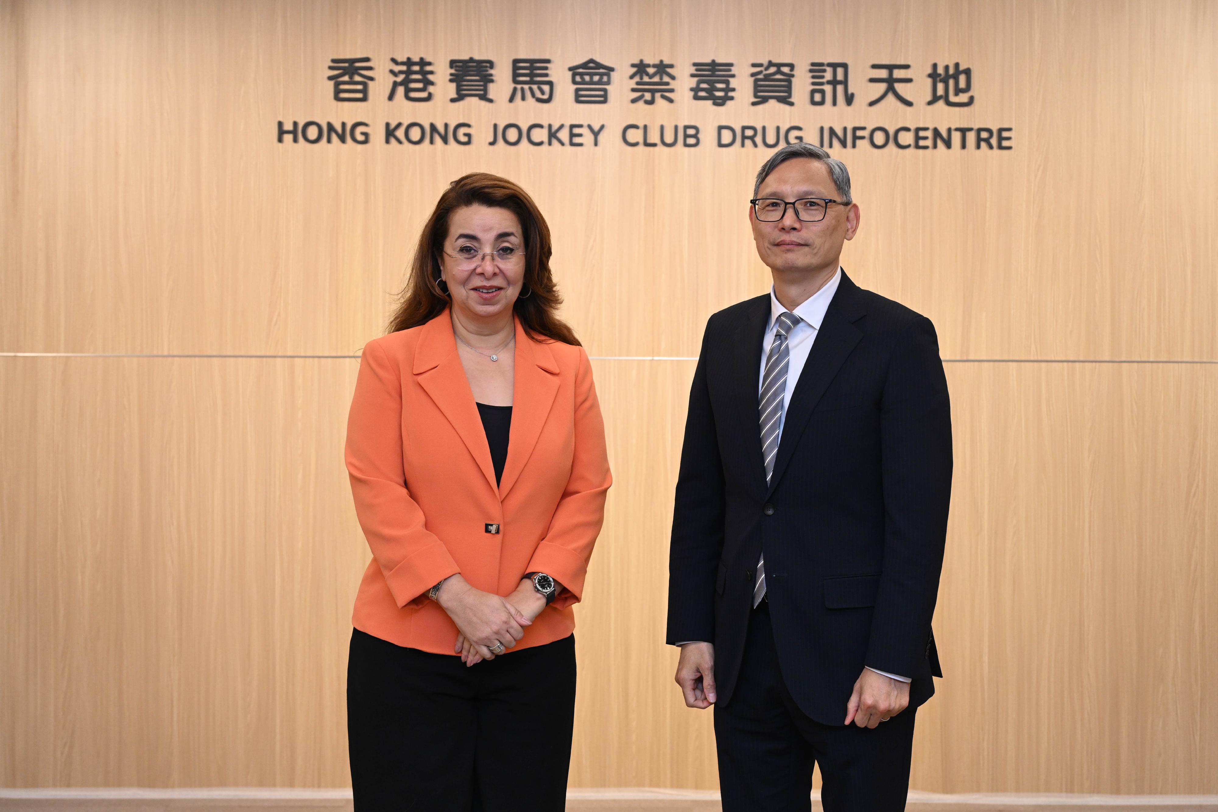 加達•法特希•瓦利執行主任（左）與卓孝業（右）於香港賽馬會禁毒資訊天地合照。