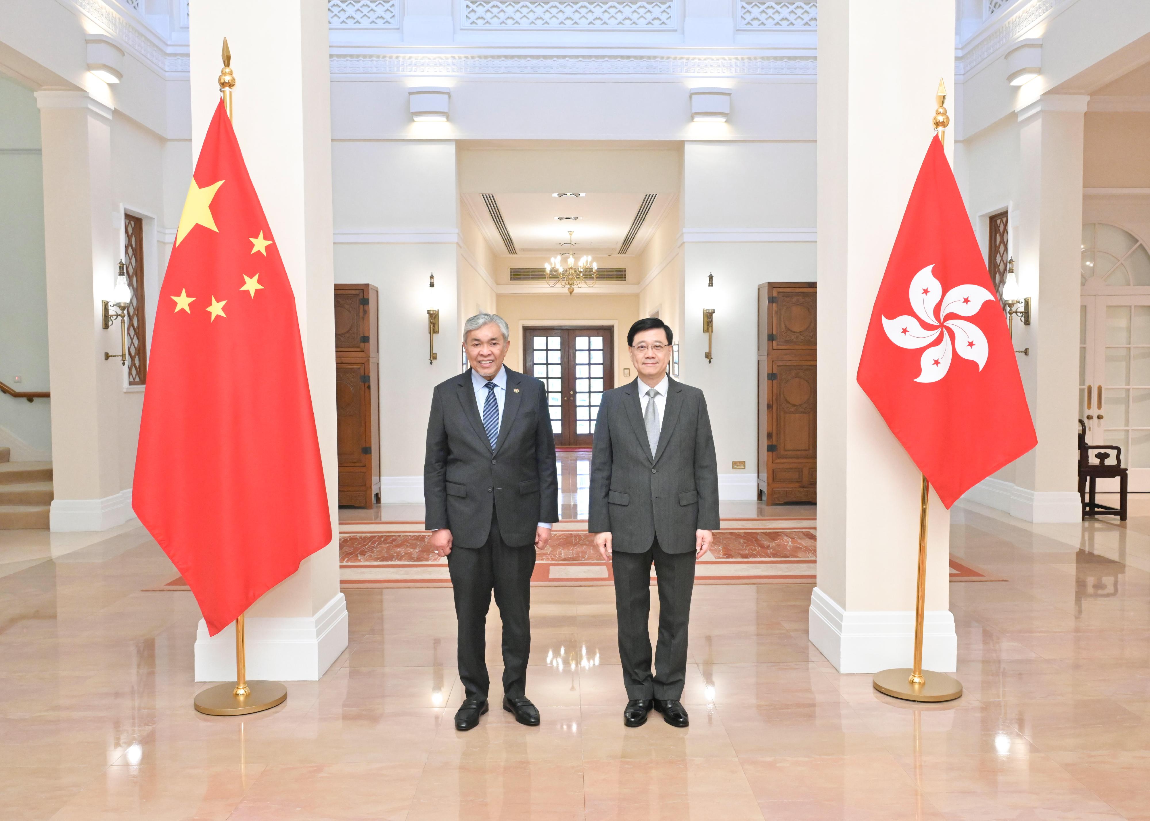 行政長官李家超（右）今日（五月二十三日）與到訪香港的馬來西亞副總理兼鄉村及區域發展部長扎希德（左）會面。