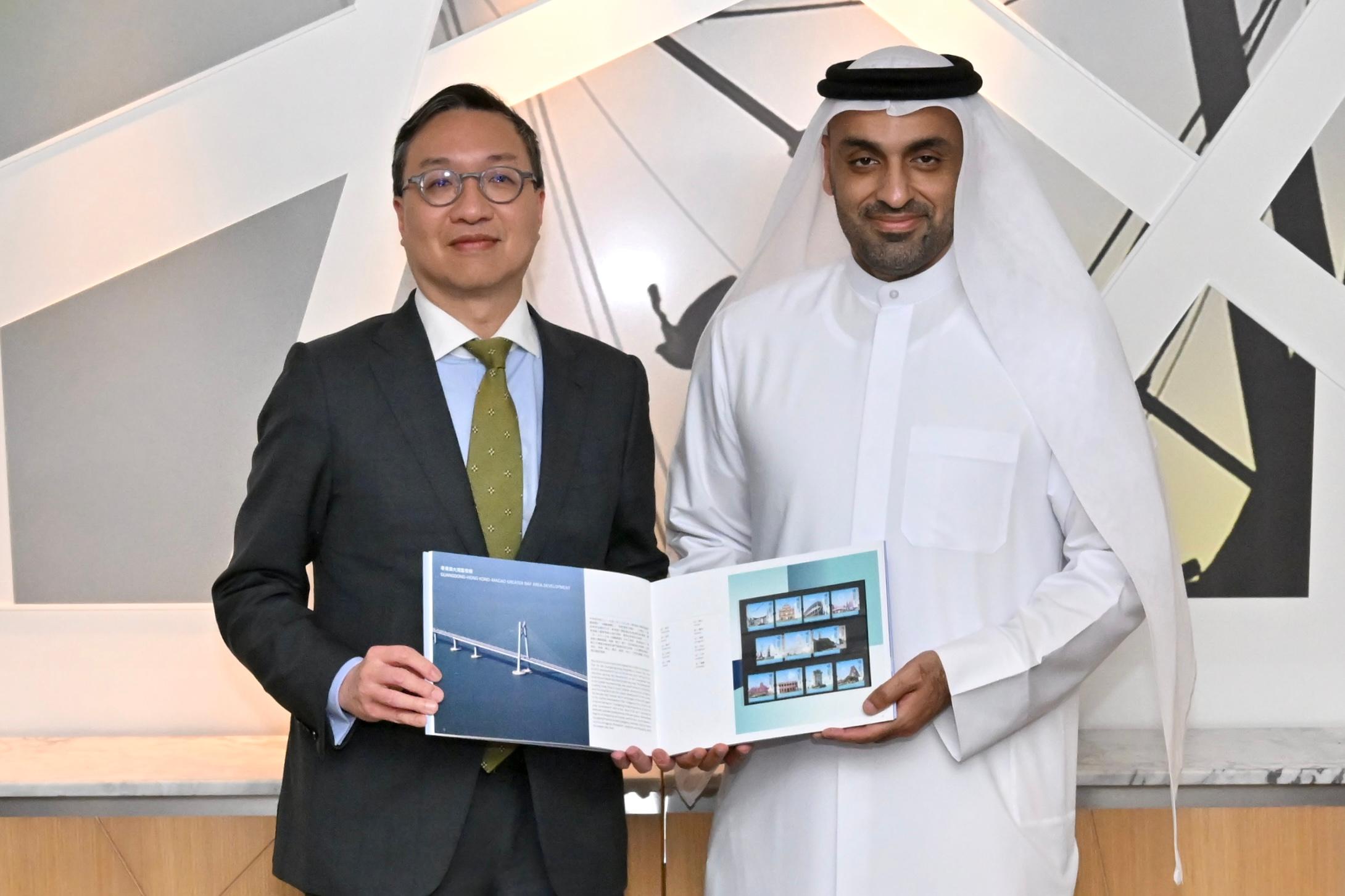 The Secretary for Justice, Mr Paul Lam, SC, concluded his visit to Middle East in Dubai, the United Arab Emirates, today (May 23, Dubai time). Photo shows Mr Lam (left) presenting a souvenir to the President and CEO of the Dubai Chambers, Mr Mohammad Ali Rashed Lootah (right).
