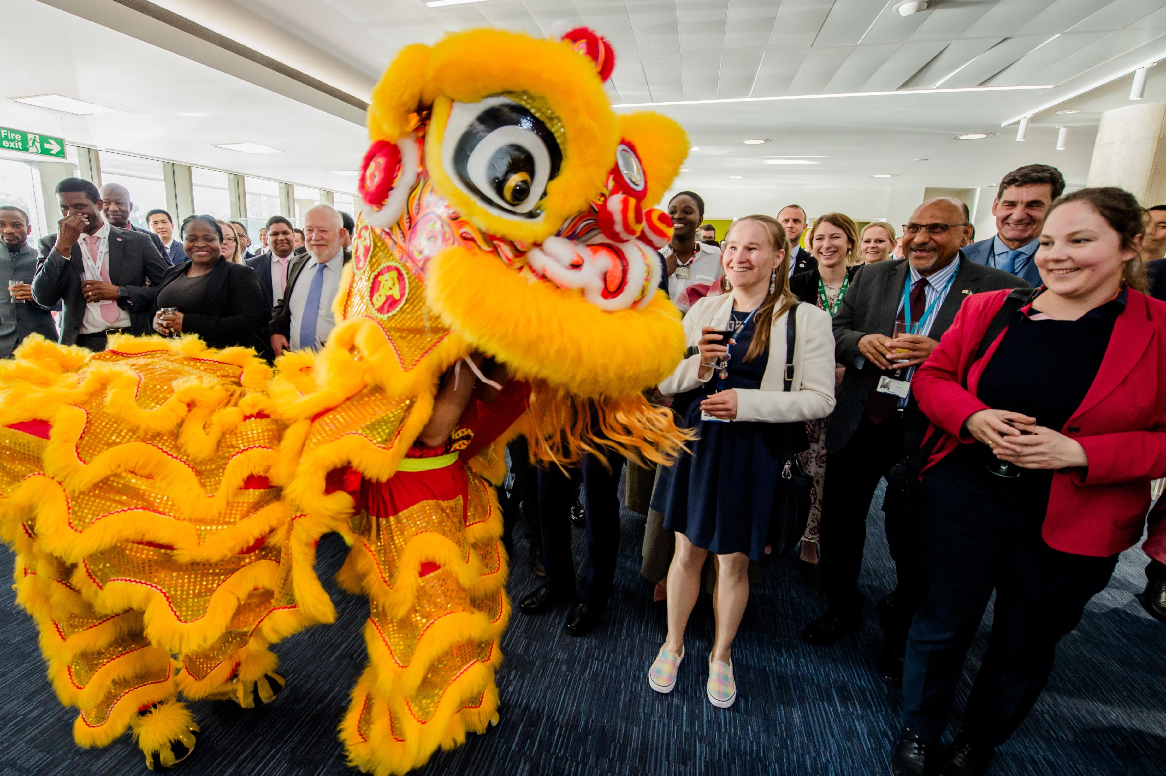 香港驻伦敦经济贸易办事处五月二十三日（伦敦时间）在国际海事组织举办「品味香港」酒会。是次酒会获海事处支持。图示酒会上的舞狮表演。