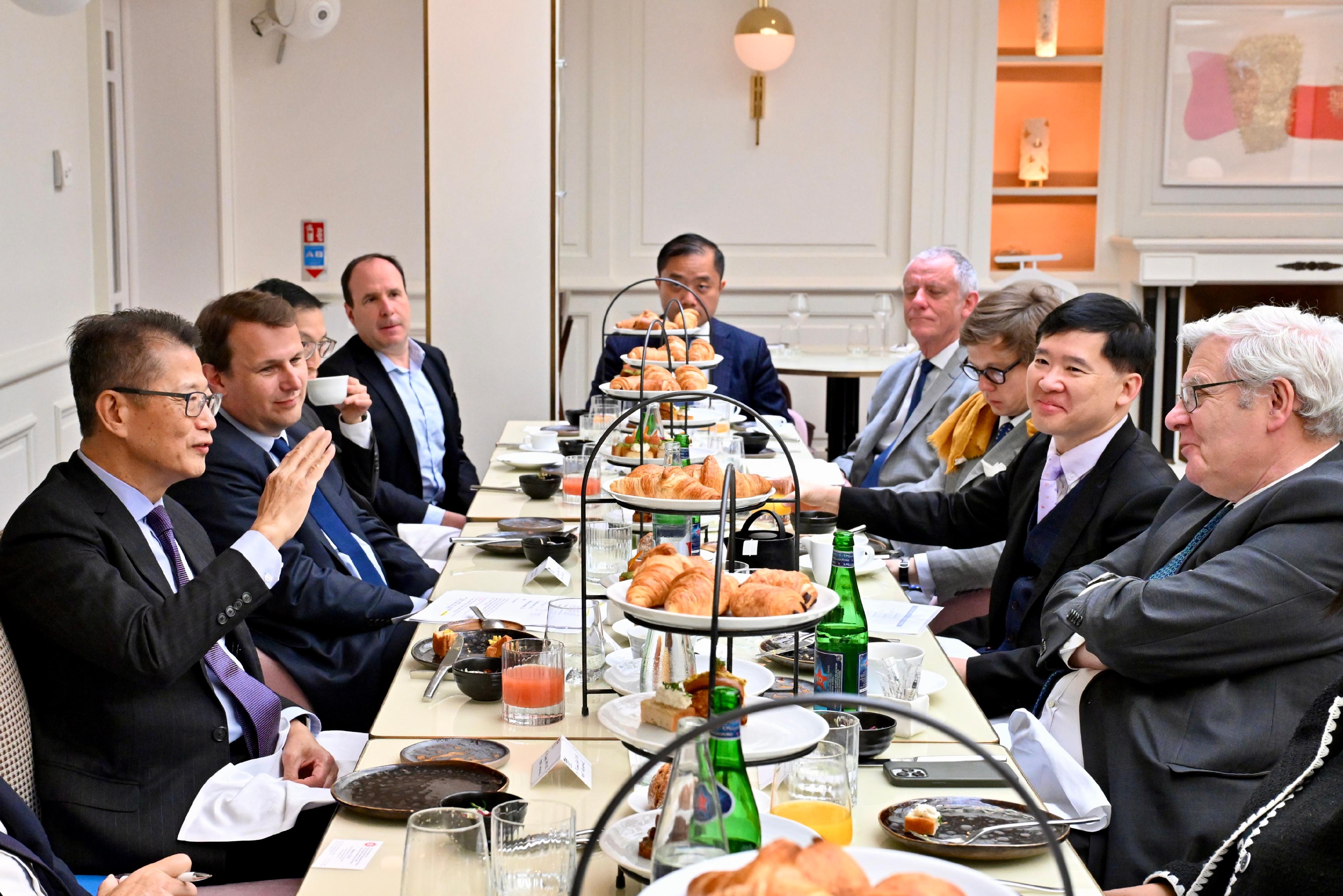 陳茂波（左一）在政制及內地事務局副局長胡健民（右二）的陪同下出席早午餐會，向法國金融機構和商界領袖介紹香港的最新情況。右一為法國巴黎銀行董事長樂明瀚（Jean Lemierre）。