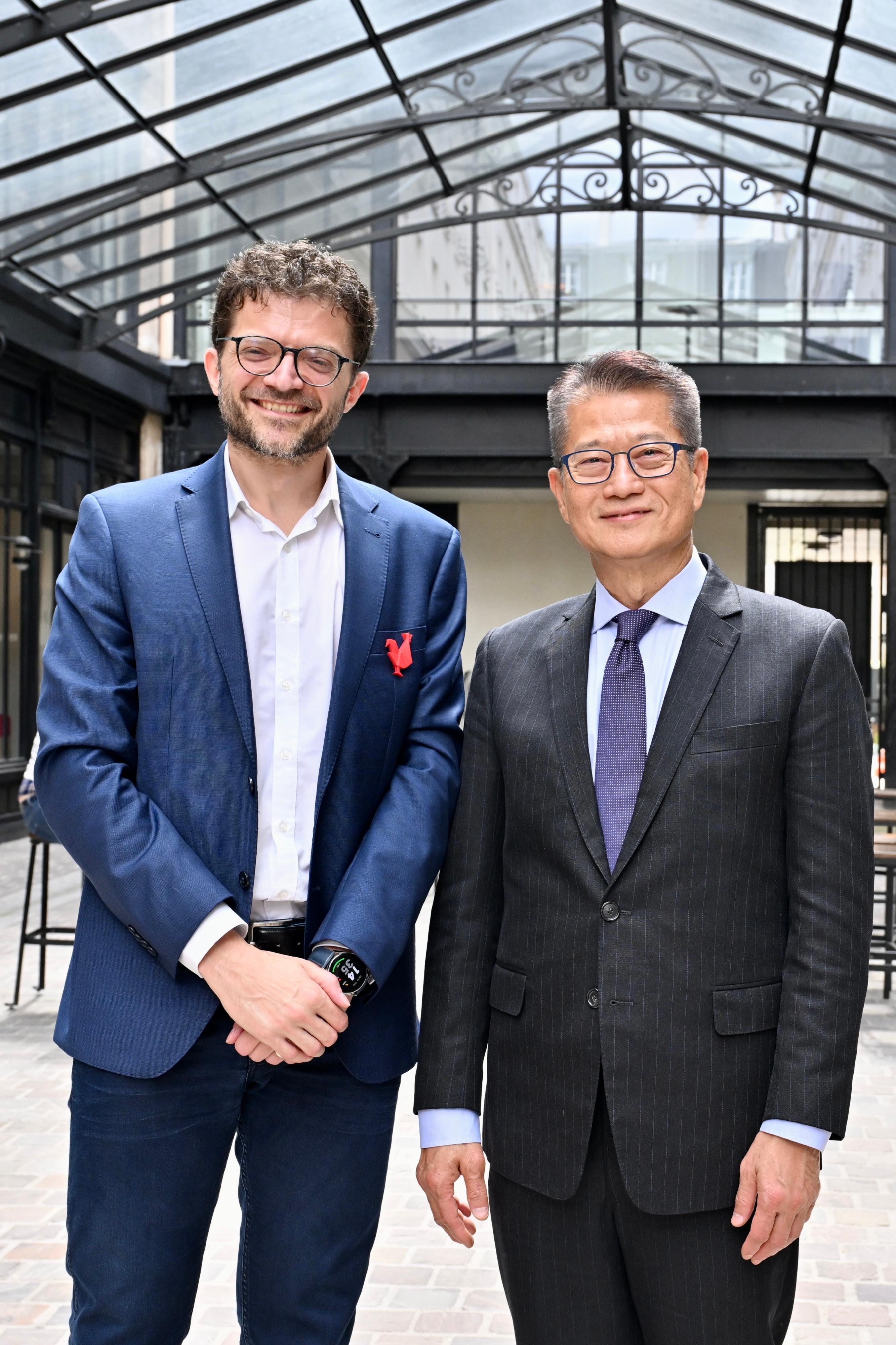 The Financial Secretary, Mr Paul Chan, started his itinerary shortly after arriving in Paris, France, yesterday morning (May 23, Paris time). Photo shows Mr Chan (right) with Prophesee's co-founder and Chief Executive Officer, Mr Luca Verre, after visiting the company.