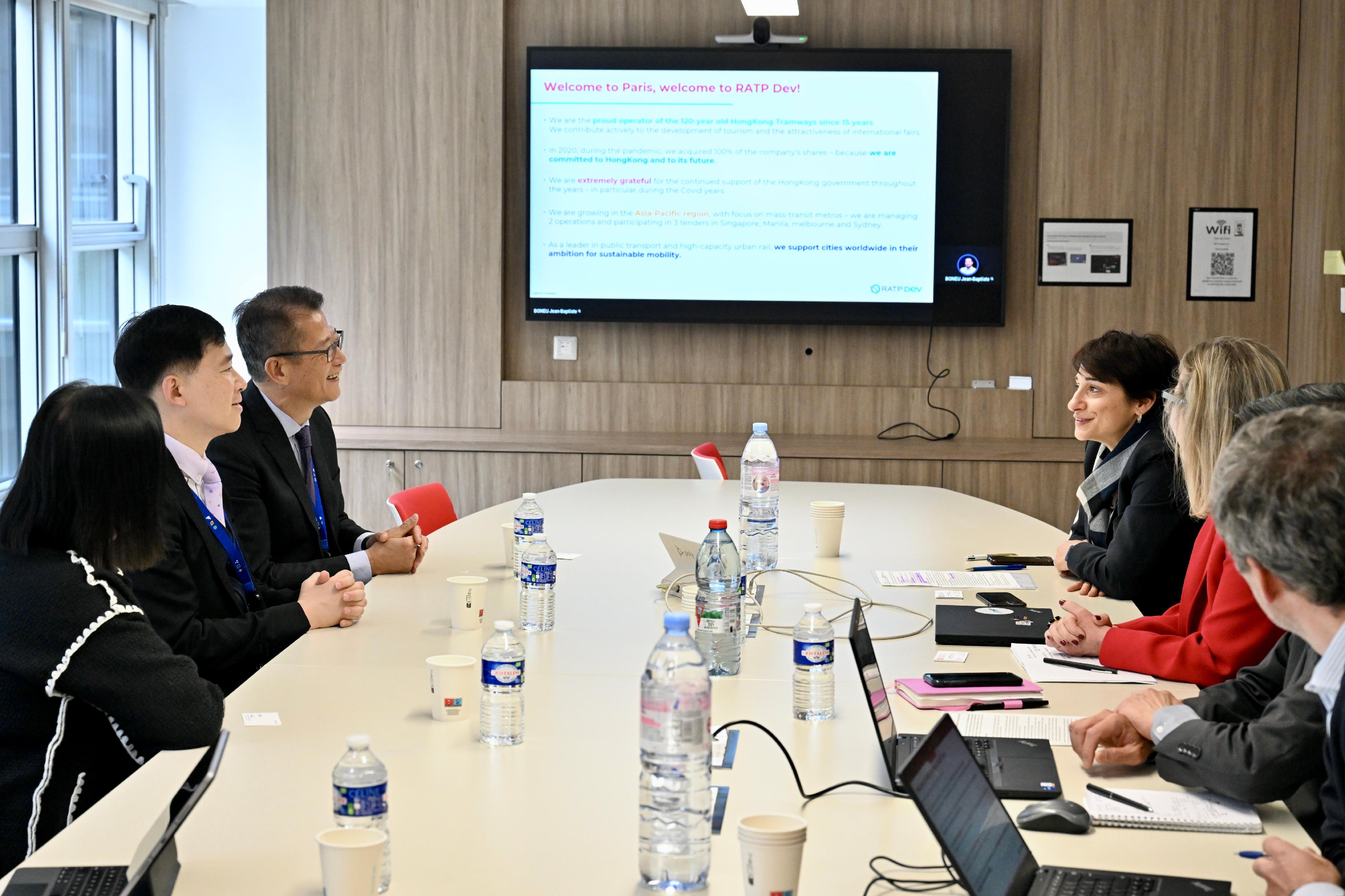 The Financial Secretary, Mr Paul Chan, started his itinerary shortly after arriving in Paris, France, yesterday morning (May 23, Paris time). Photo shows Mr Chan (third left), accompanied by the Under Secretary for Constitutional and Mainland Affairs, Mr Clement Woo (second left), in visiting La Régie Autonome des Transports Parisiens (RATP), which operates the public transportation system in Paris, and exchanging views with the company's executives.