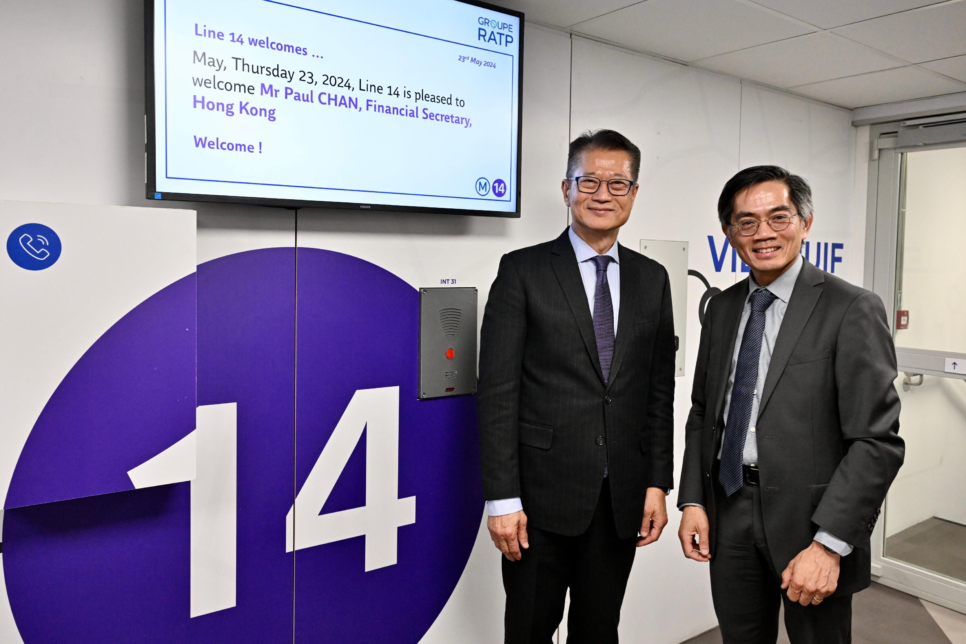 The Financial Secretary, Mr Paul Chan, started his itinerary shortly after arriving in Paris, France, yesterday morning (May 23, Paris time). Photo shows Mr Chan (left) visiting the control centre of Paris Metro Line 14.