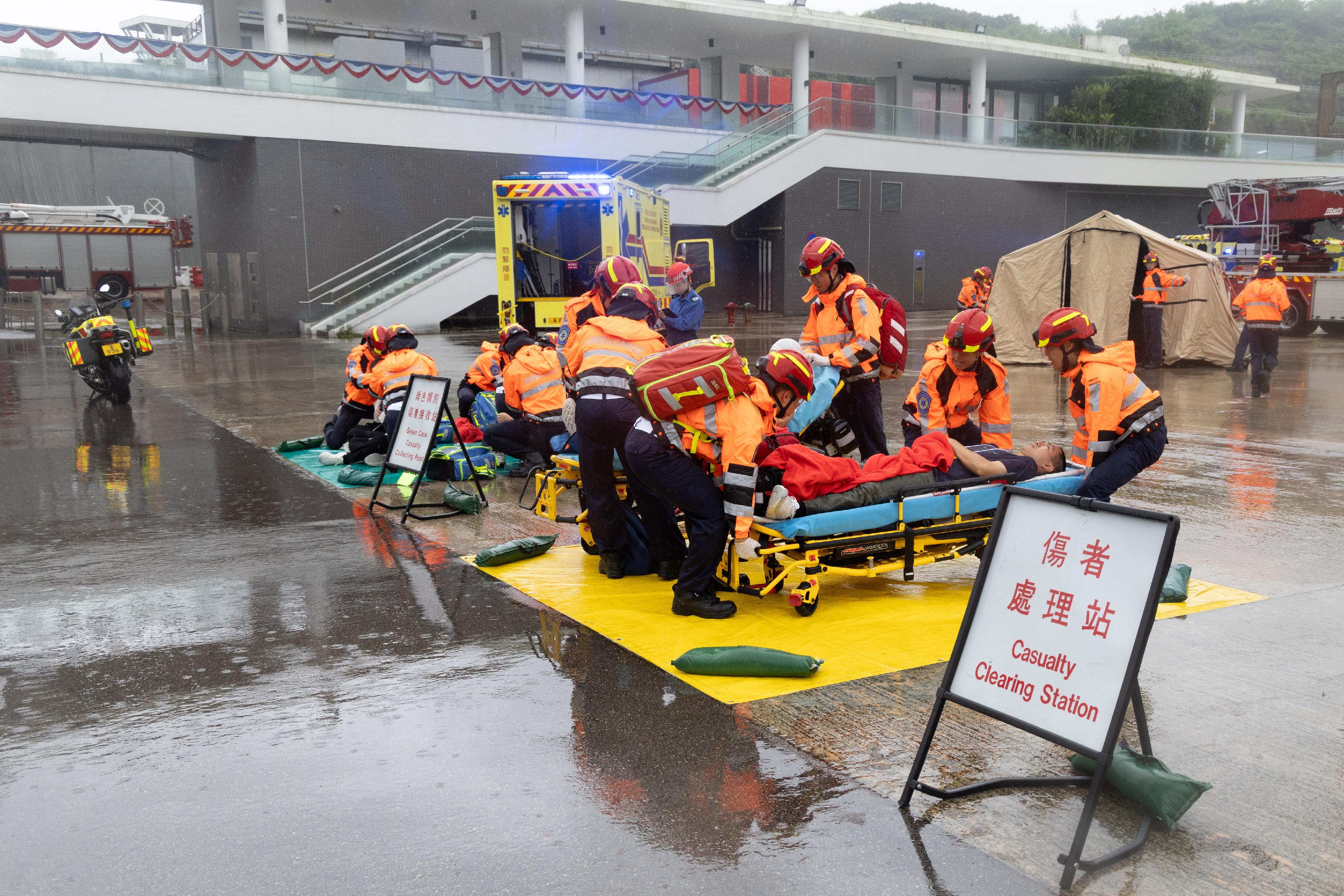 The Chairman of the Legislative Council Panel on Security, Mr Chan Hak-kan, reviewed the Fire Services passing-out parade at the Fire and Ambulance Services Academy today (May 24). Photo shows graduates demonstrating rescue techniques.