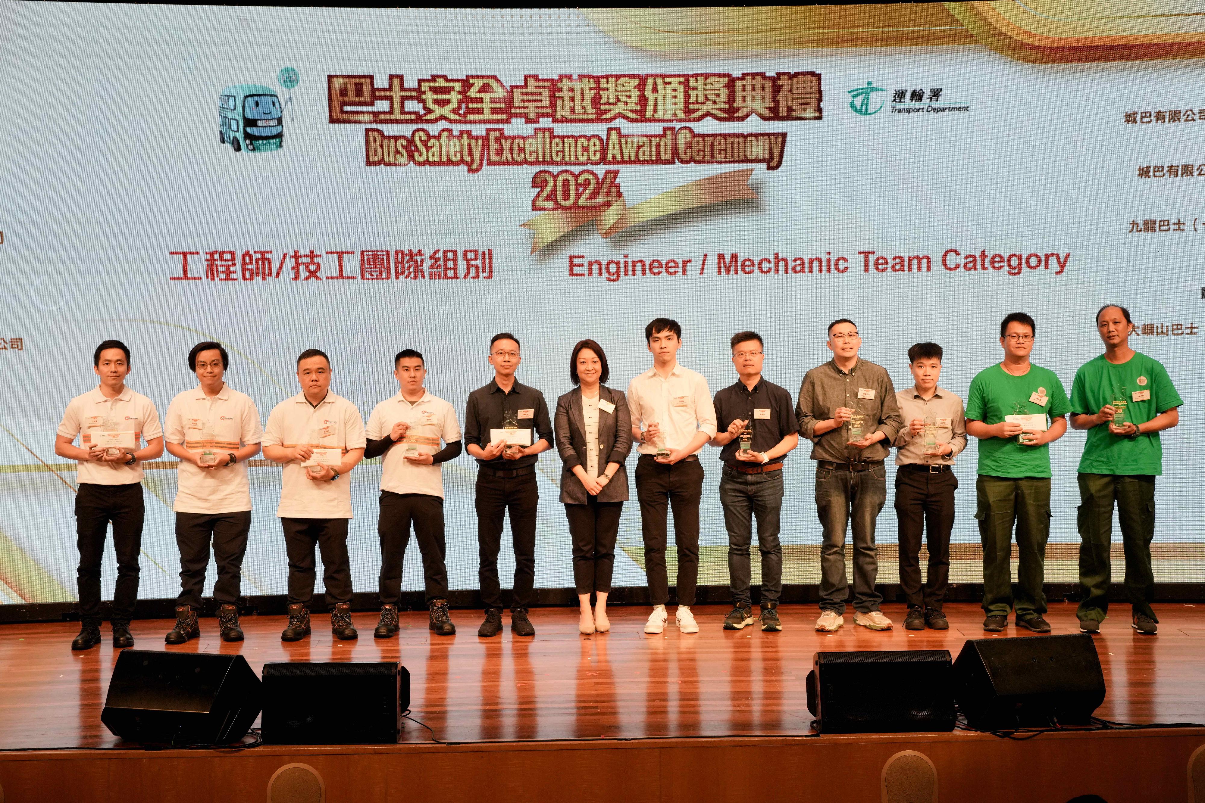 運輸署署長李頌恩（左六）與巴士安全卓越獎工程師／技工團隊組別的得獎者合照。