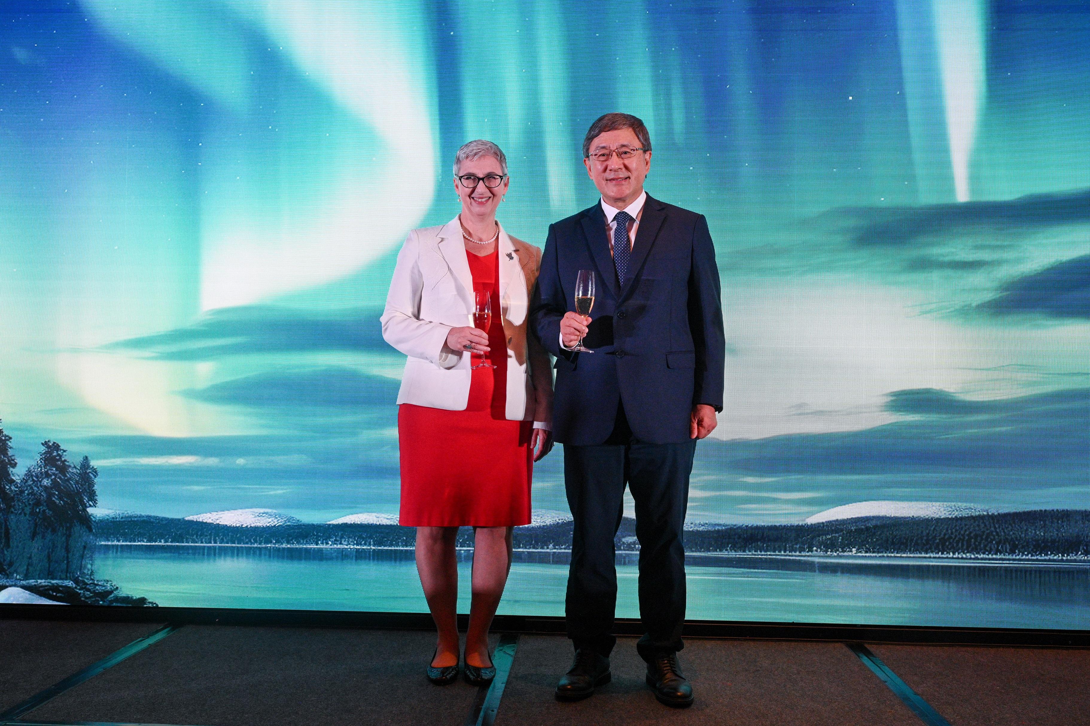 The Deputy Chief Secretary for Administration, Mr Cheuk Wing-hing (right), and the Consul General of Canada in Hong Kong and Macao, Ms Rachael Bedlington (left), pose for a photo at the Canada Day Reception today (May 24).