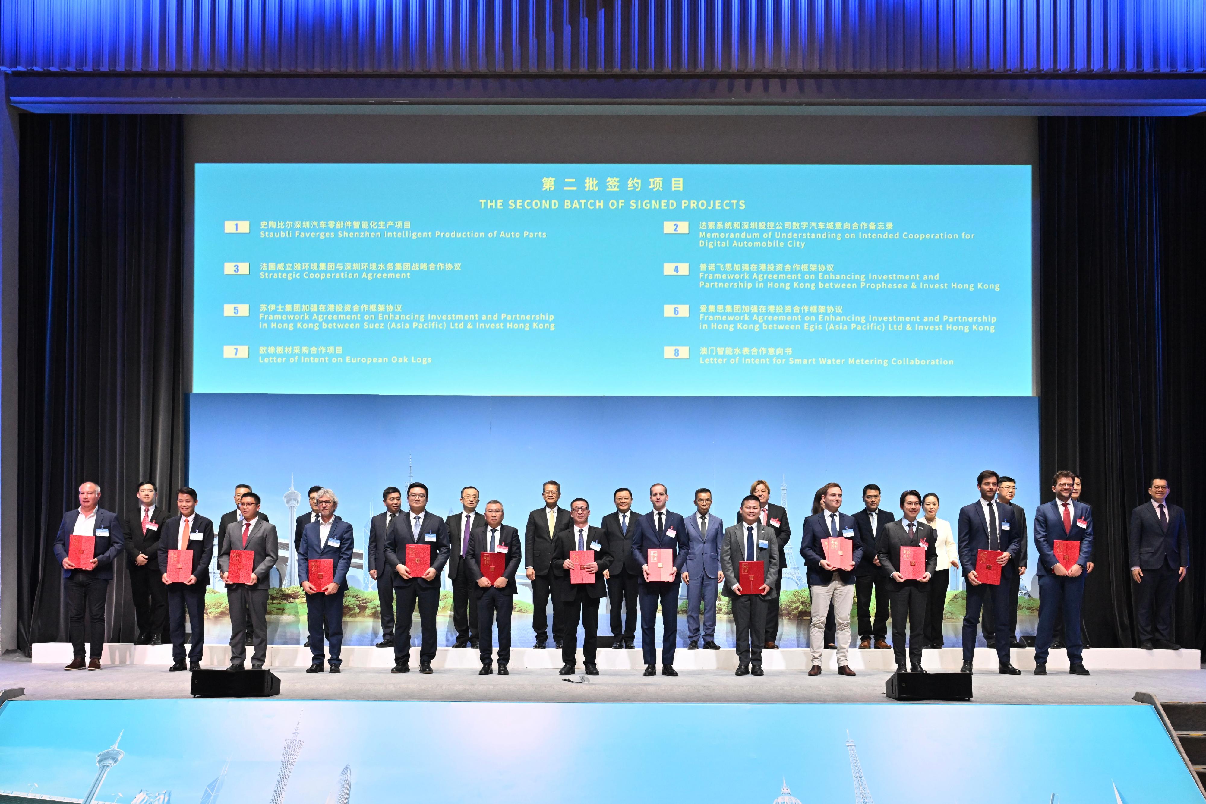 陳茂波（後排左六）、廣東省省長王偉中（後排左七）和其他嘉賓見證交流會上的項目簽約。