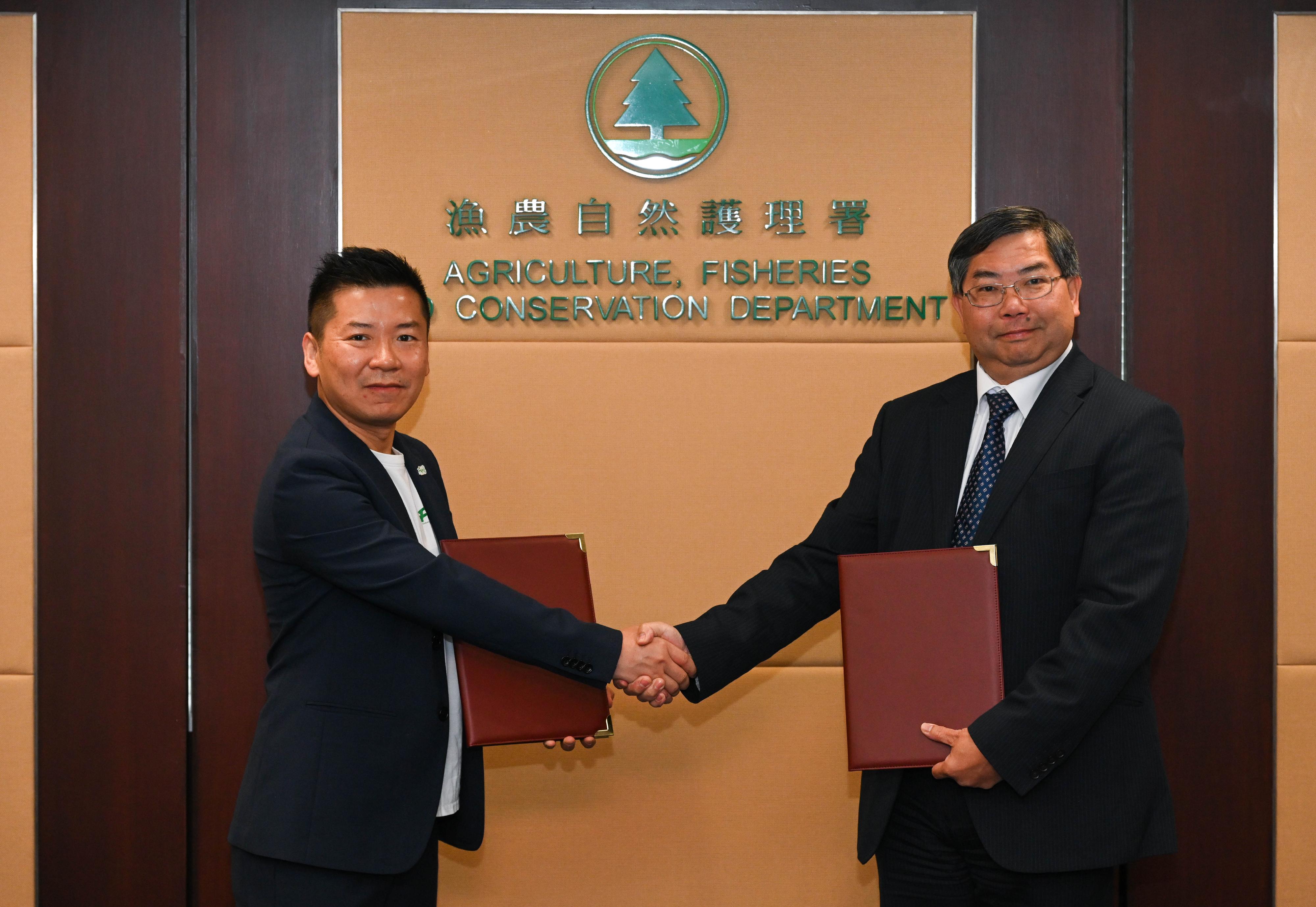 The Agriculture, Fisheries and Conservation Department signed a contract today (May 24) with Farm66 Investment Limited for the Pilot Project on Urban Farming in Ma On Shan Sai Sha Road Garden. Photo shows the Director of Agriculture, Fisheries and Conservation, Dr Leung Siu-fai (right), and the founder and Chief Executive Officer of the Farm66 Investment Limited (left), Mr Gordon Tam, after contract signing.