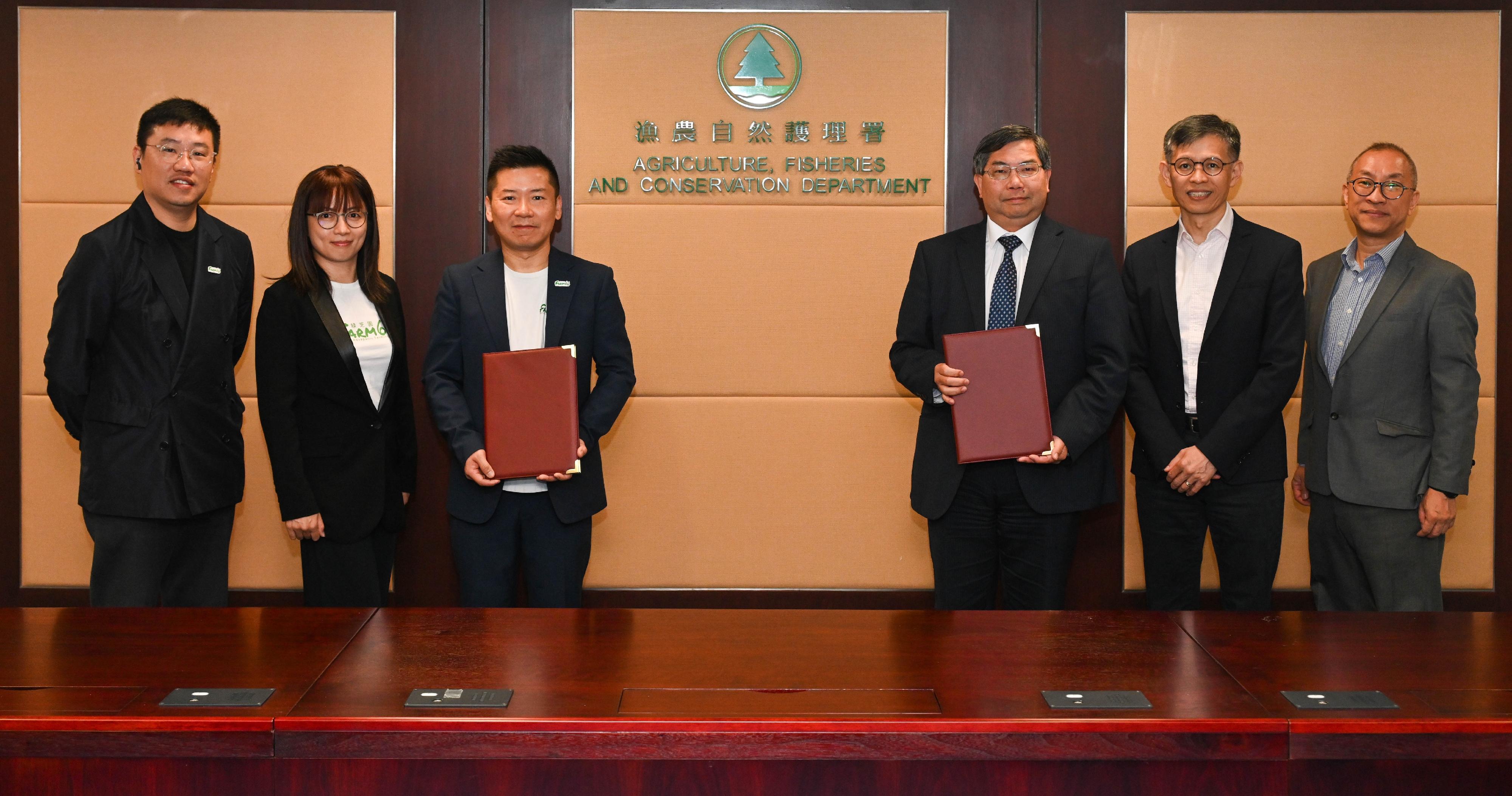 The Agriculture, Fisheries and Conservation Department signed a contract today (May 24) with Farm66 Investment Limited for the Pilot Project on Urban Farming in Ma On Shan Sai Sha Road Garden. Photo shows the Director of Agriculture, Fisheries and Conservation, Dr Leung Siu-fai (third right), the founder and Chief Executive Officer of the Farm66 Investment Limited (third left), Mr Gordon Tam, and other representatives after contract signing.