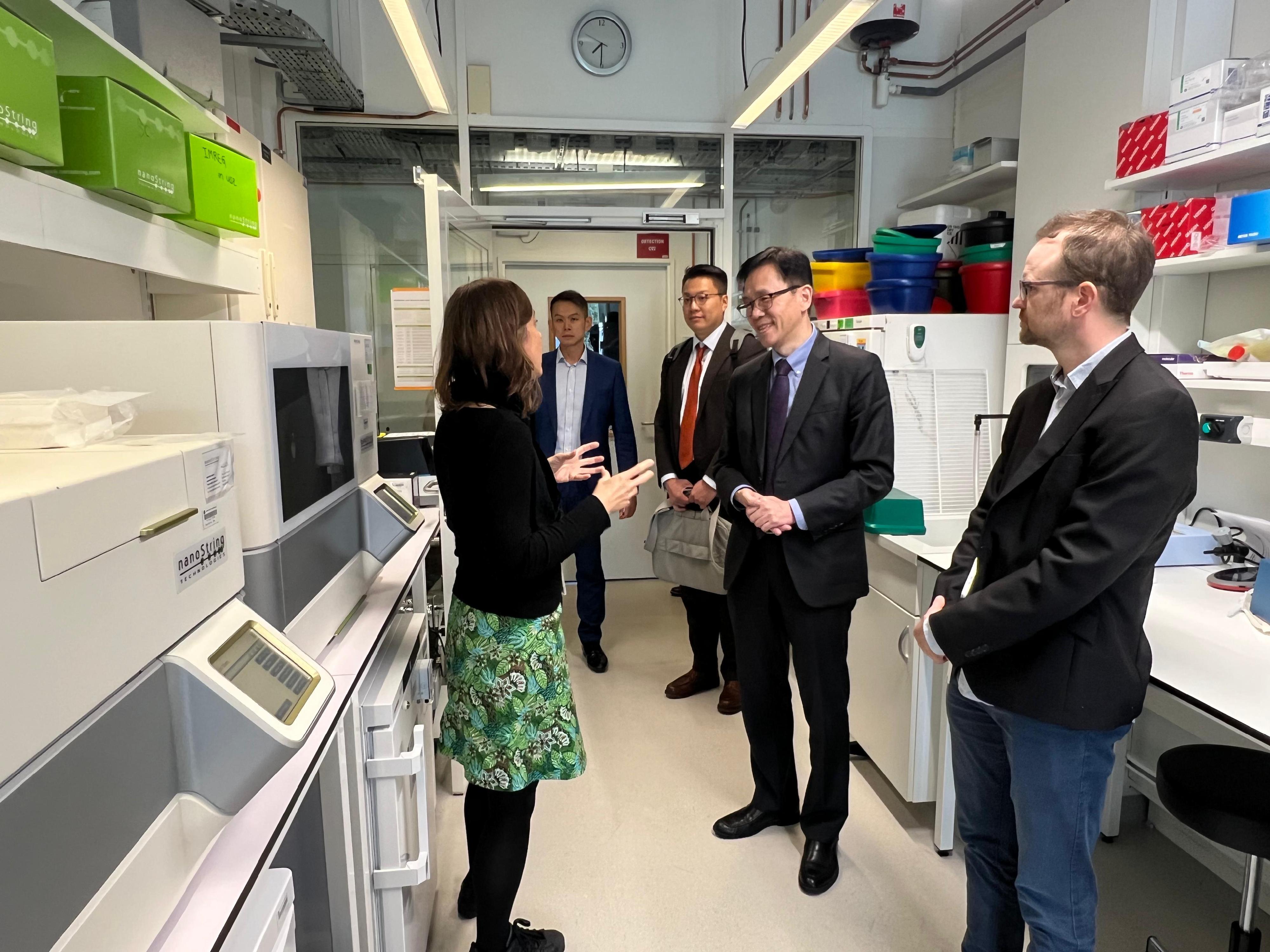 The Secretary for Innovation, Technology and Industry, Professor Sun Dong (second right), visited the Institut Pasteur in France and toured its laboratories on May 23 (Paris time).