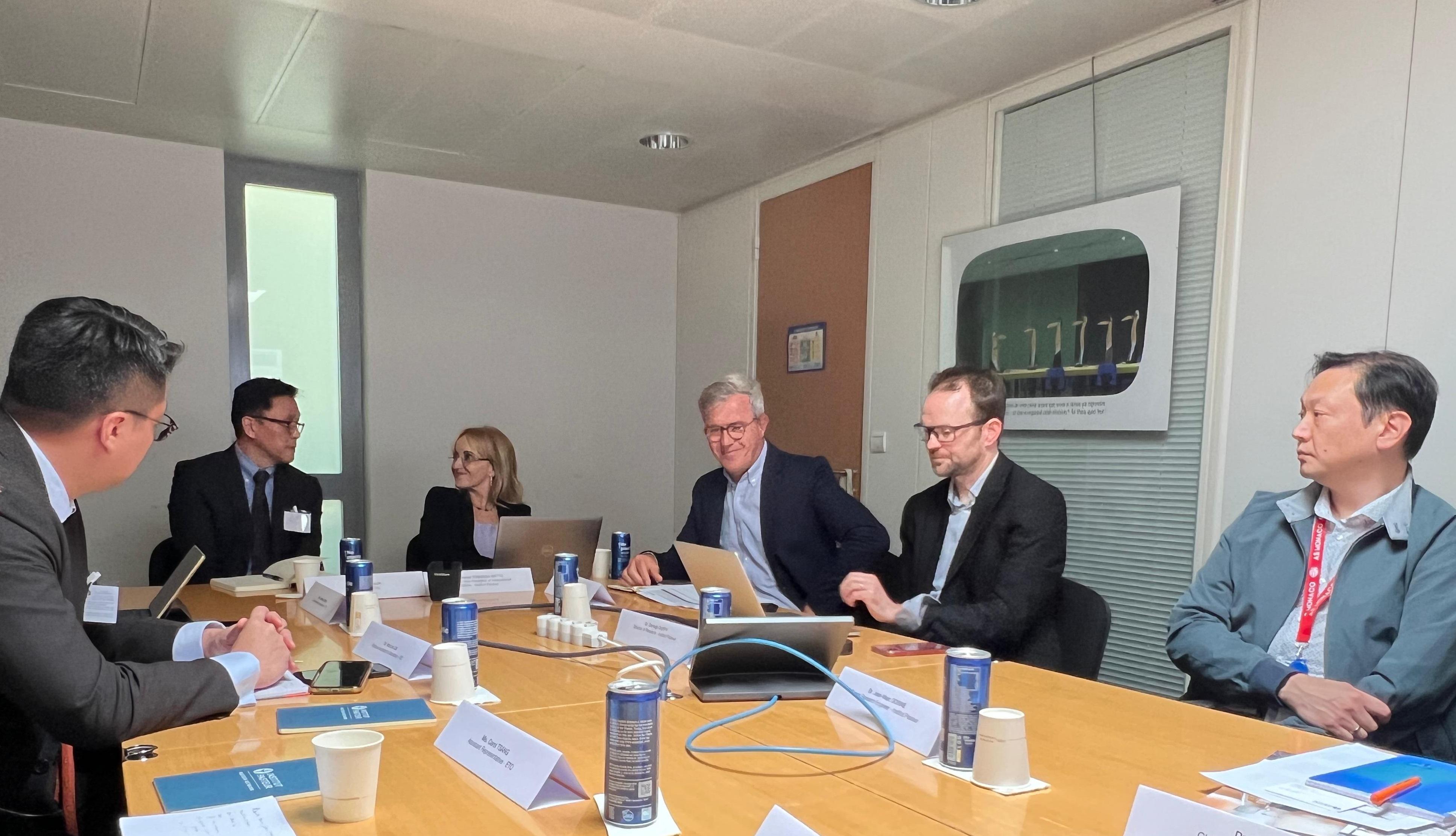 The Secretary for Innovation, Technology and Industry, Professor Sun Dong (second left), visited the Institut Pasteur in France and listened to presentations by the institute on May 23 (Paris time).