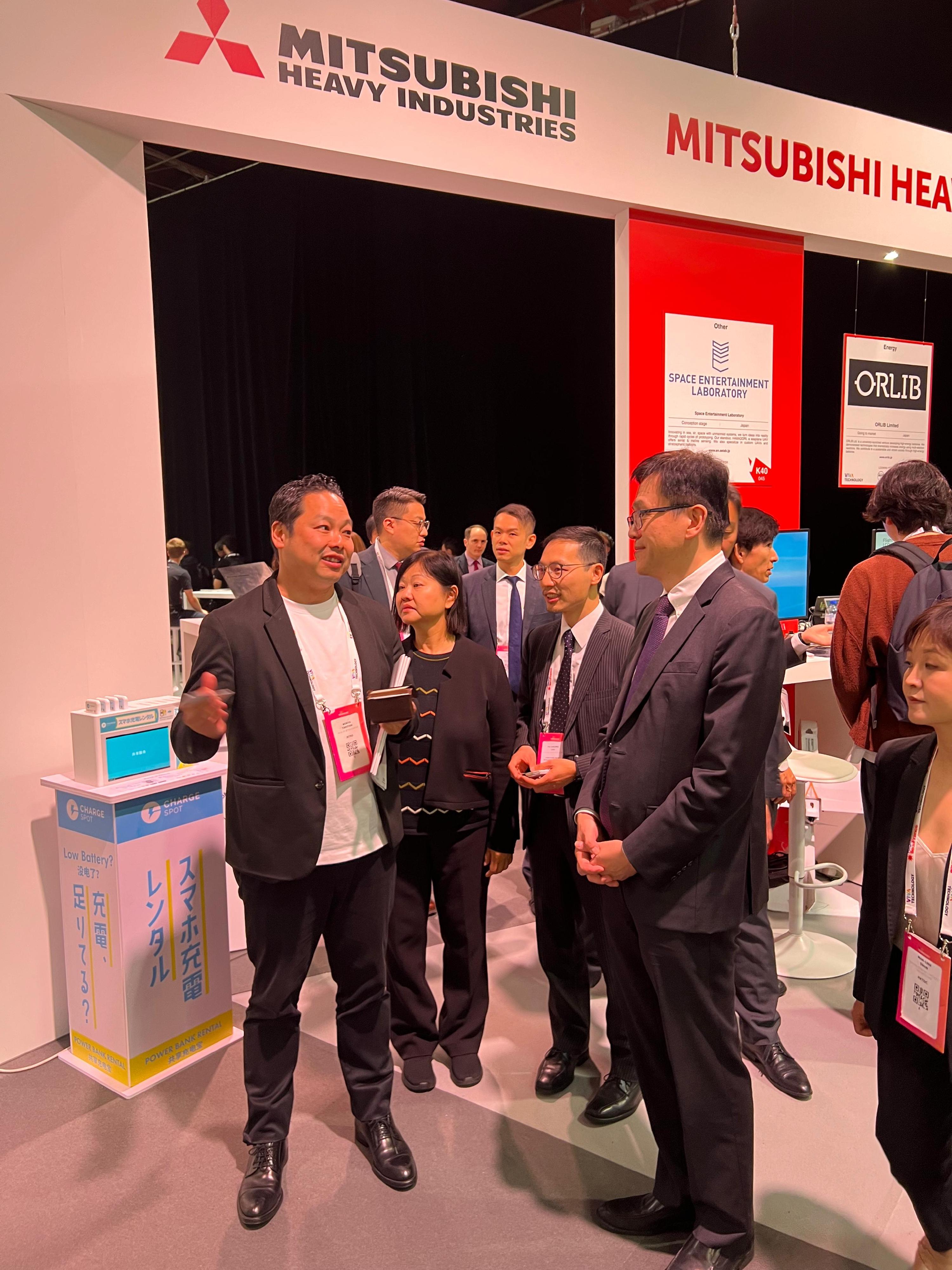 The Secretary for Innovation, Technology and Industry, Professor Sun Dong (fourth left), attended VivaTech 2024 in Paris, France and visited the pavilion set up by Japan, which is the "Country of the Year", on May 24 (Paris time).
