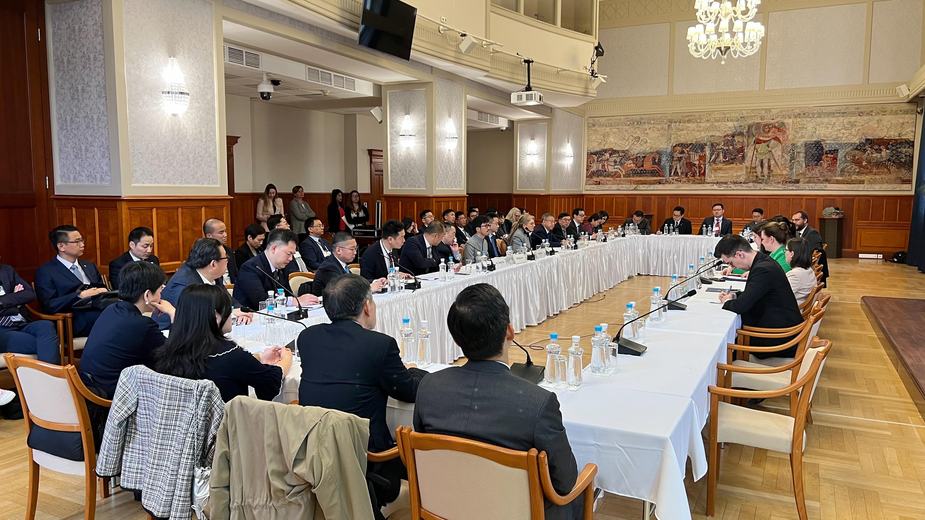 内地与香港经贸代表团于五月十六至二十二日访问匈牙利和哈萨克斯坦。图示代表团五月十七日在布达佩斯与匈牙利外交与对外经济部官员会面。