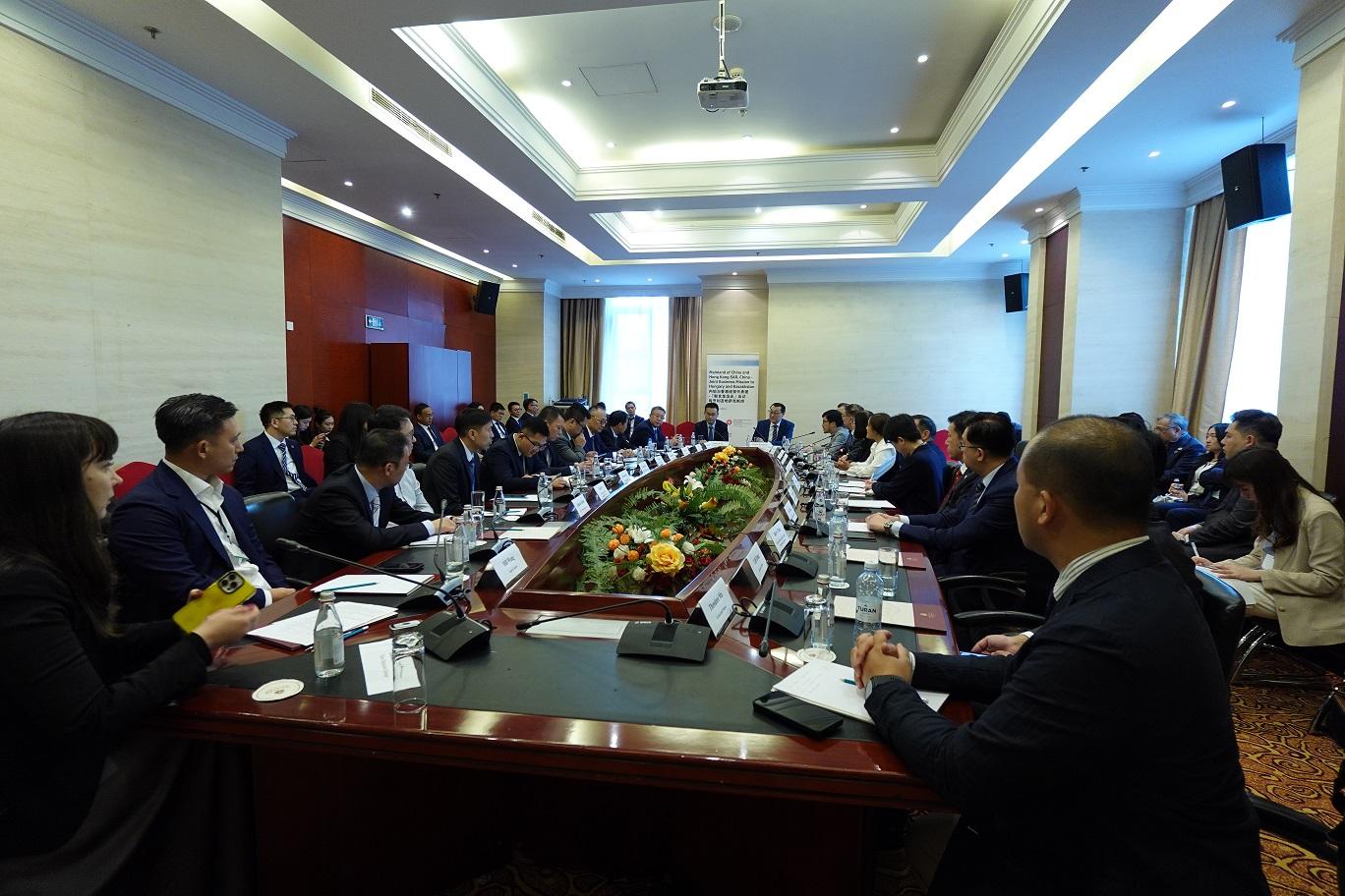 内地与香港经贸代表团于五月十六至二十二日访问匈牙利和哈萨克斯坦。图示代表团五月二十日在阿斯塔纳与哈萨克斯坦共和国贸易与整合部官员会面。